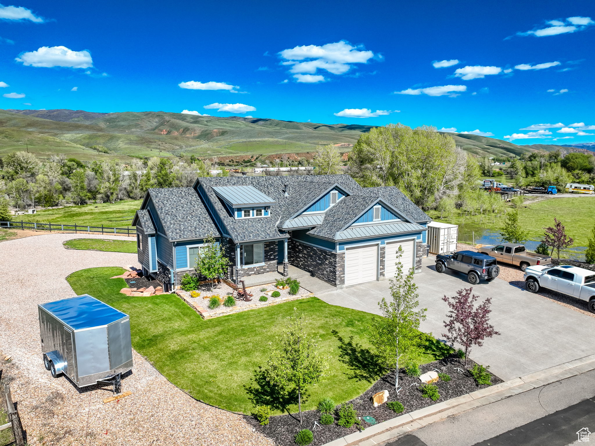 Bird's eye view with a mountain view