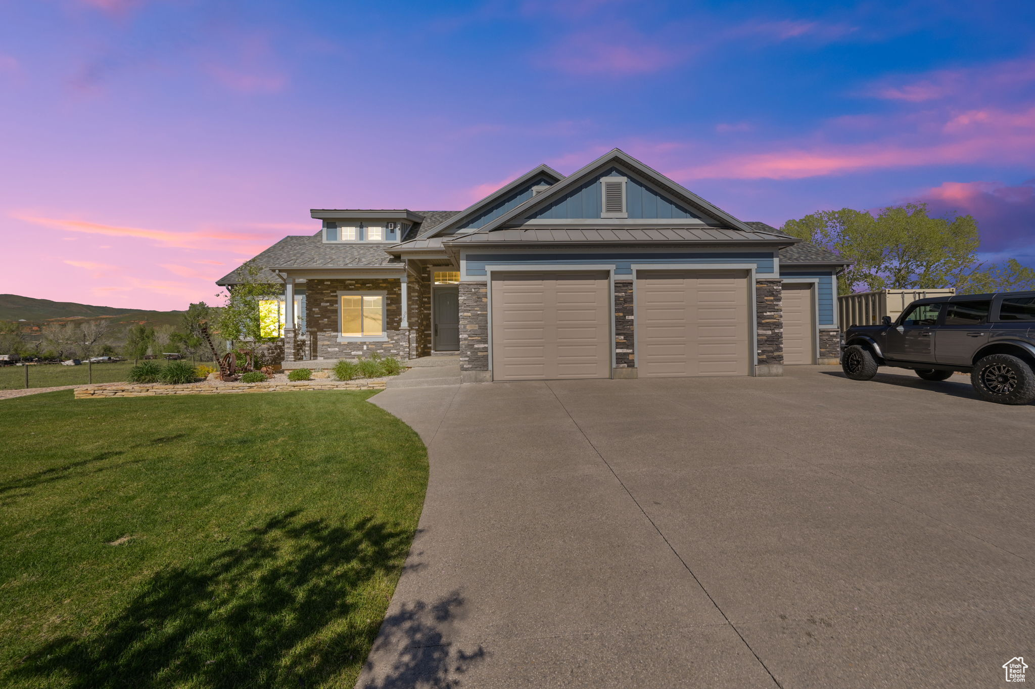 Craftsman-style home with a lawn