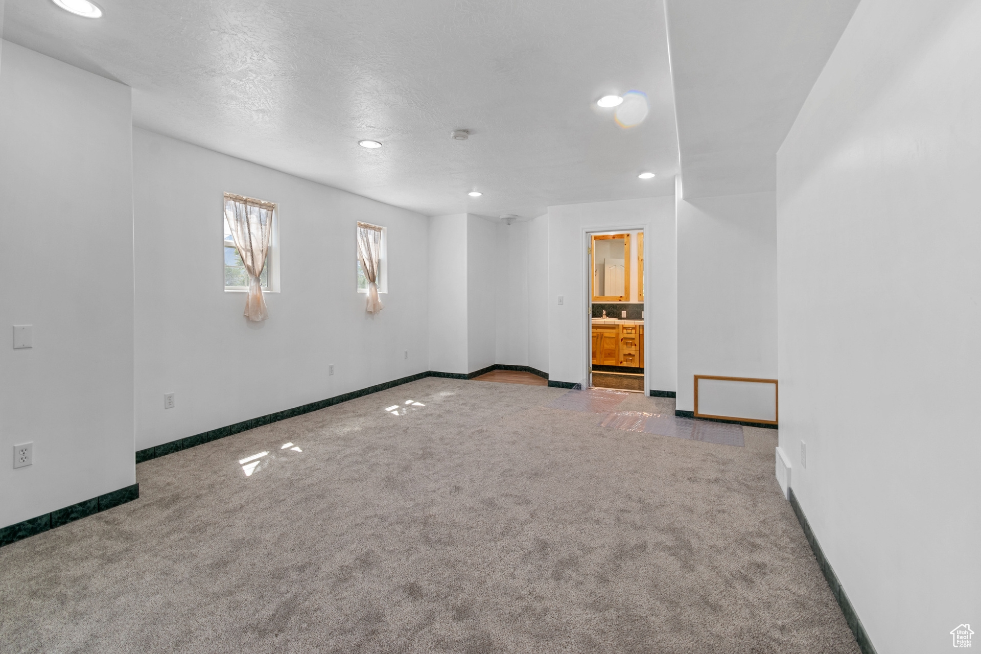 Unfurnished room with carpet flooring