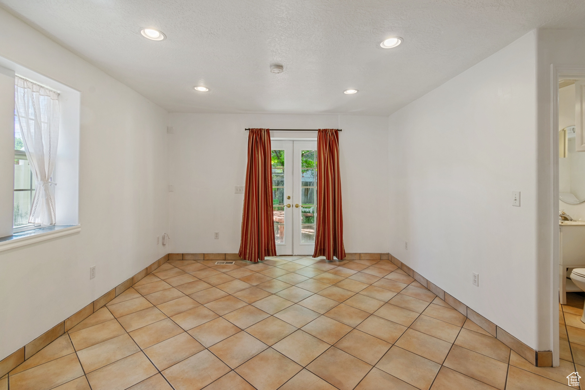 Tiled spare room with a textured ceiling