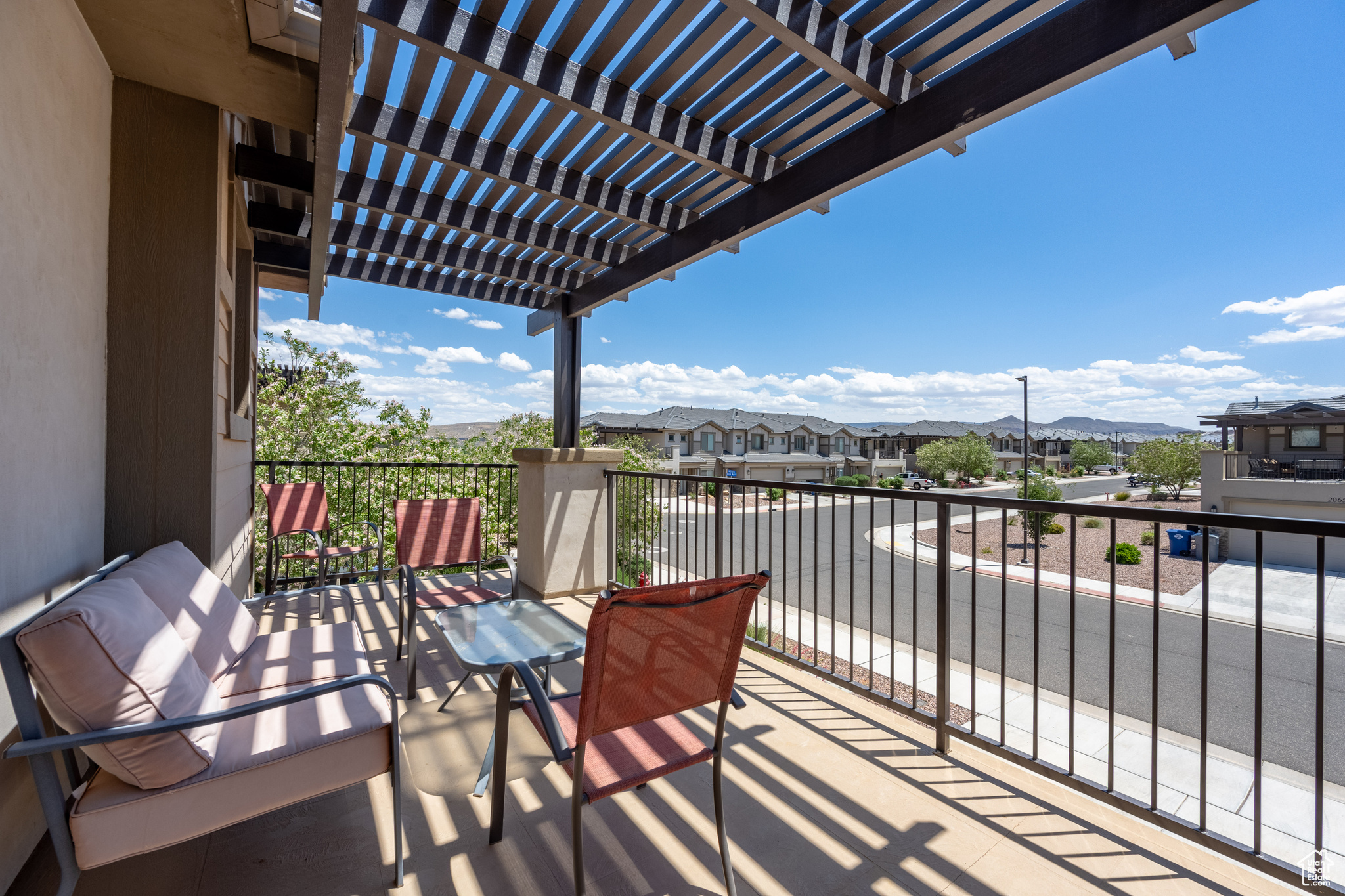 Balcony featuring a pergola