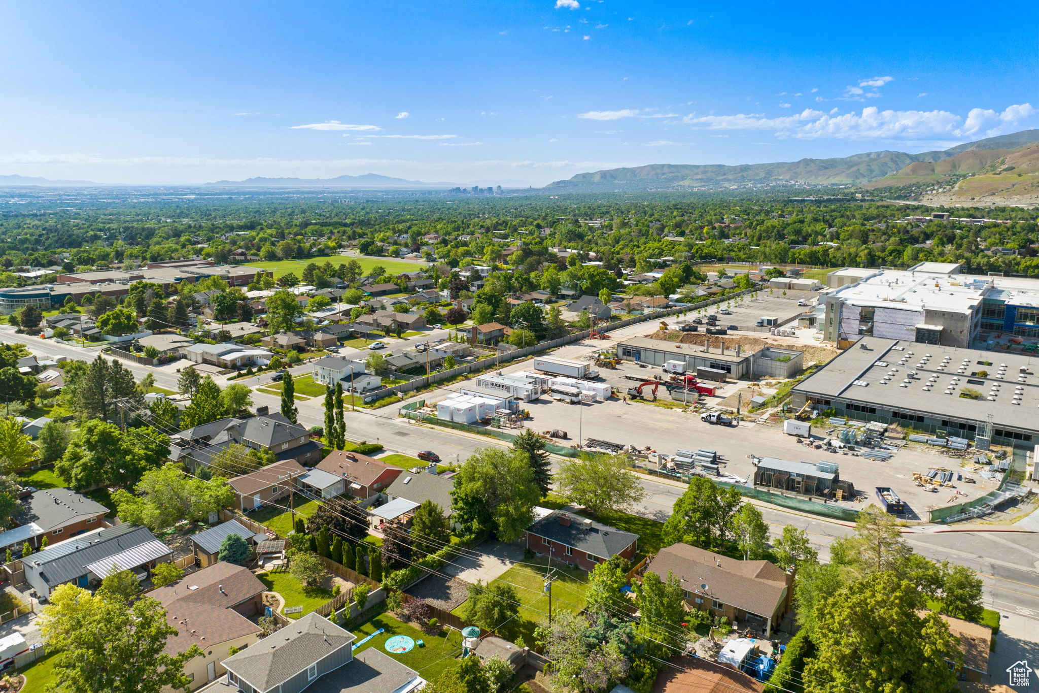 Aerial view with a mountain view