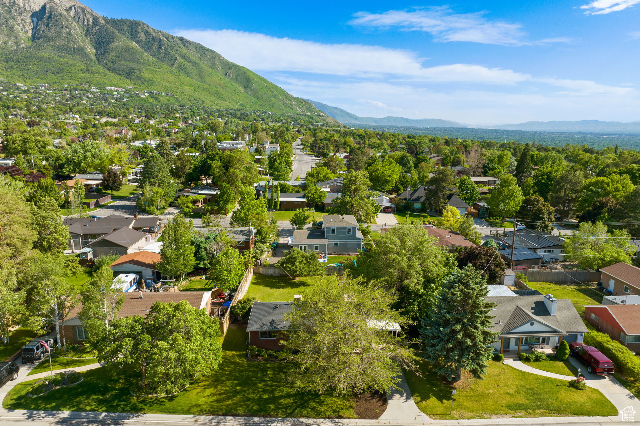 Birds eye view of property featuring a mountain view