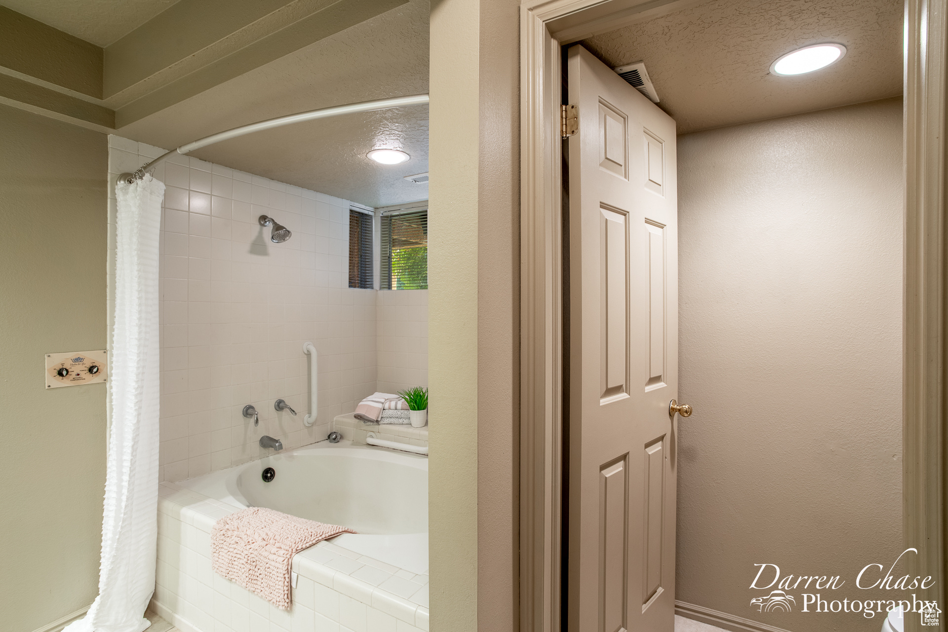 Jetted tub/shower in Primary Ensuite