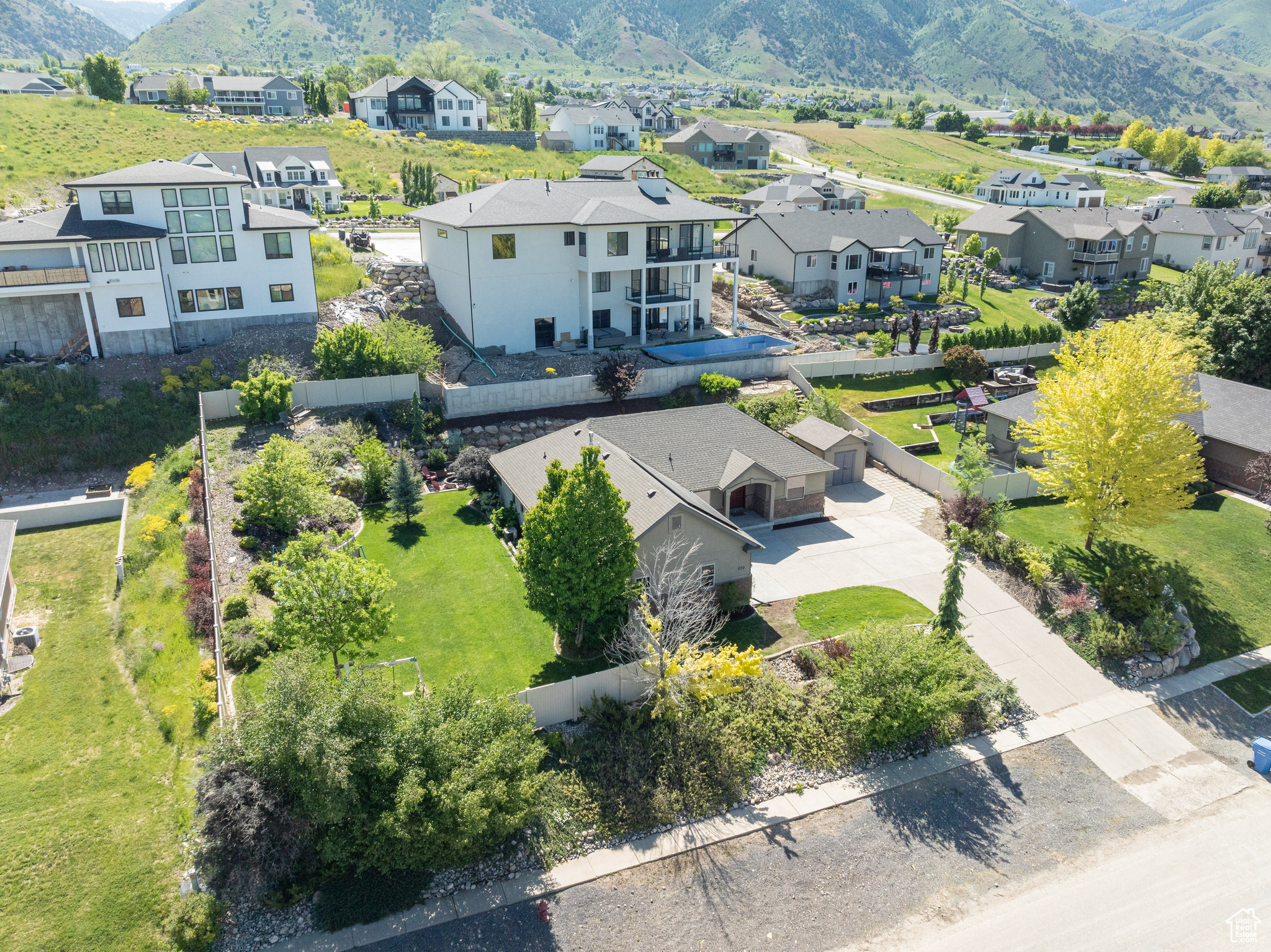 Drone / aerial view featuring a mountain view