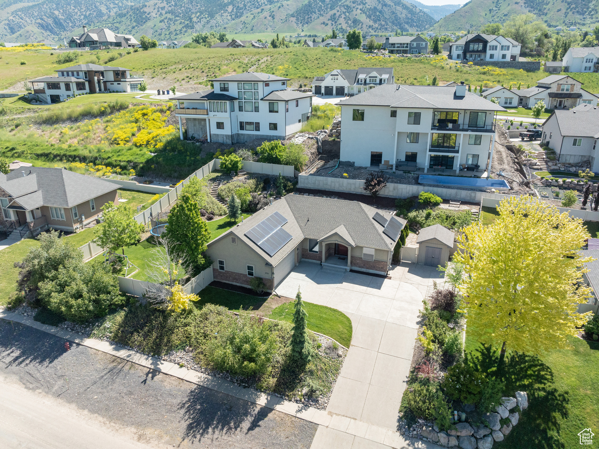 Aerial view with a mountain view