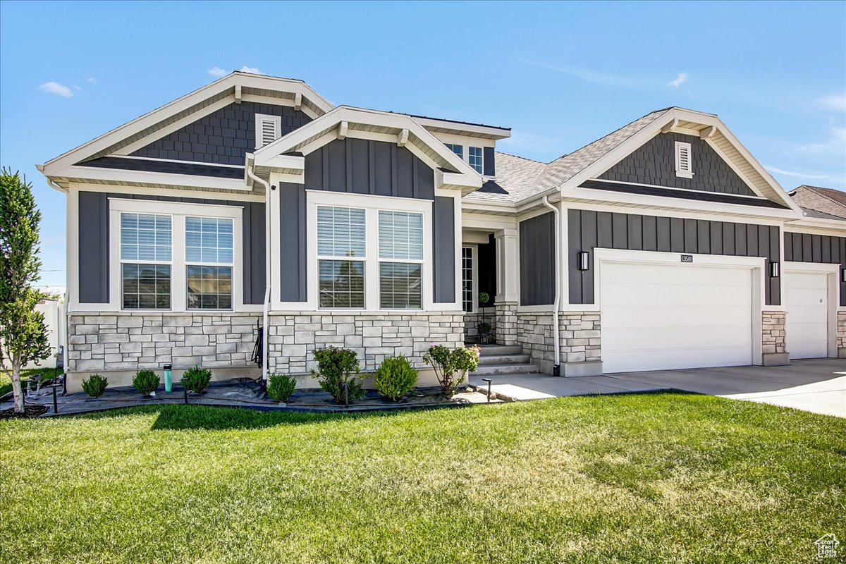 View of front of house featuring a front lawn