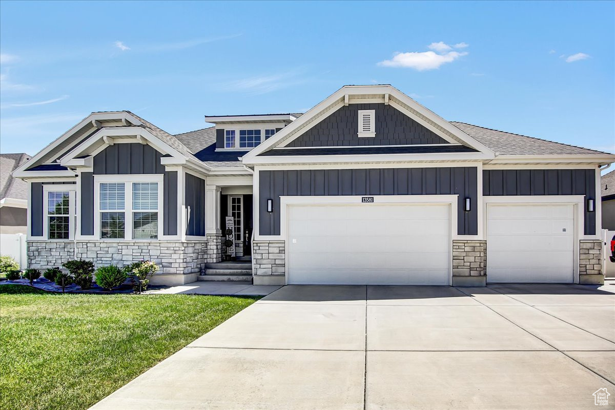 Craftsman-style home featuring a front lawn