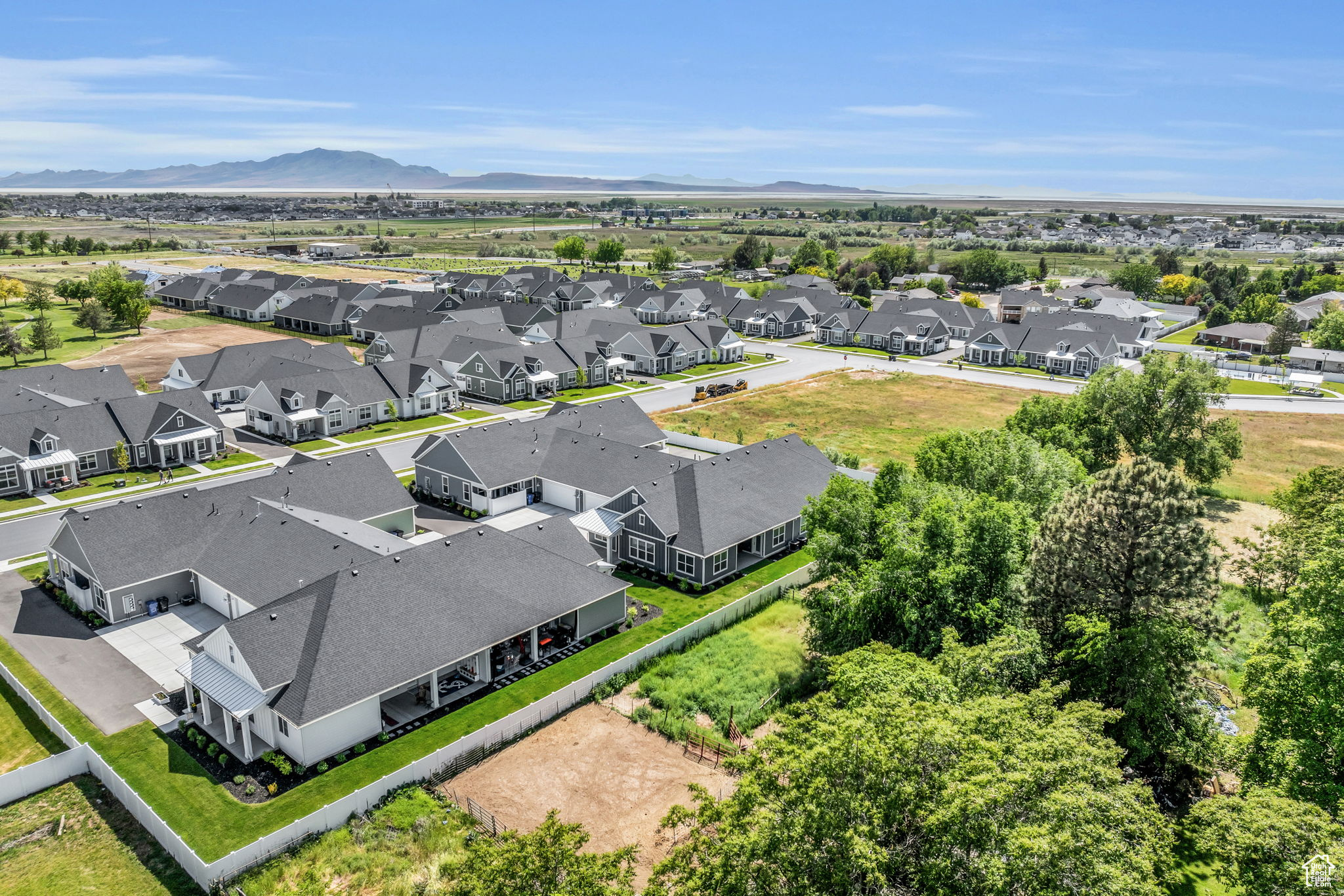 Aerial view with a mountain view