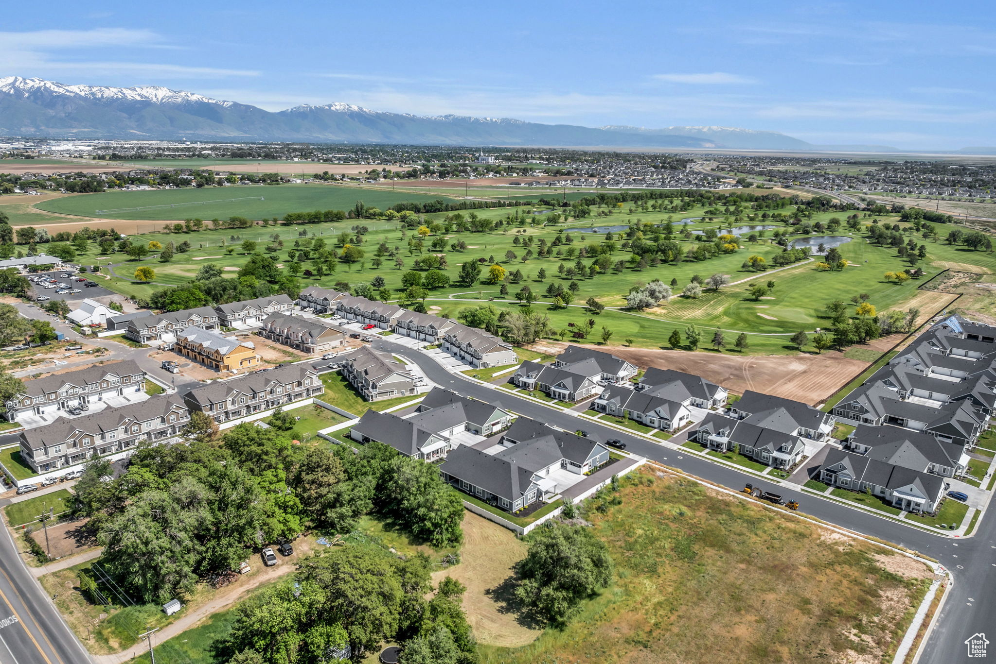 Drone / aerial view featuring a mountain view