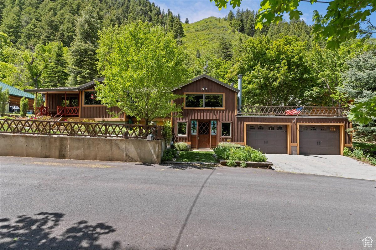 Full front view. Home is built on 3 lots with total of just under 1/4 acre. One of the few homes in Vivian Park with a garage.