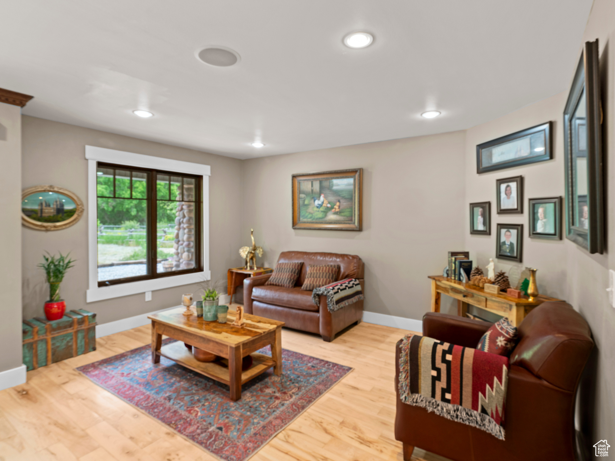 Sitting room with hardwood flooring