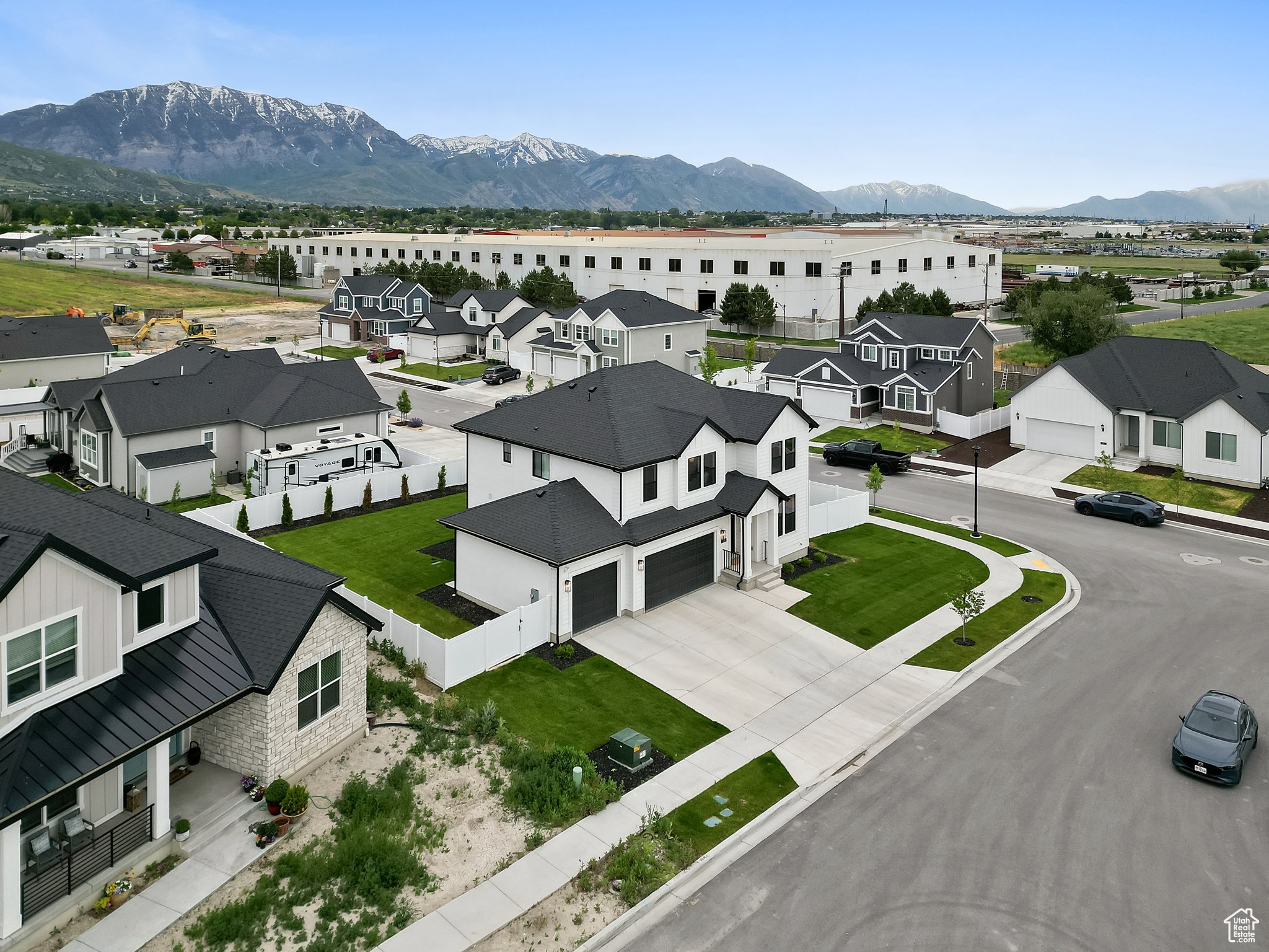 Drone / aerial view featuring a mountain view