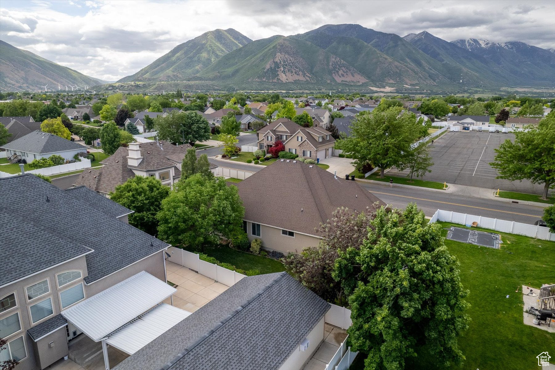 Birds eye view of property featuring a mountain view