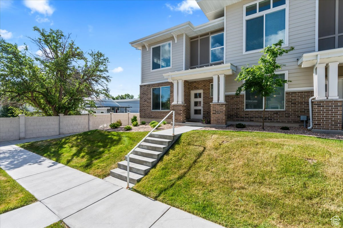 View of front facade featuring a front lawn