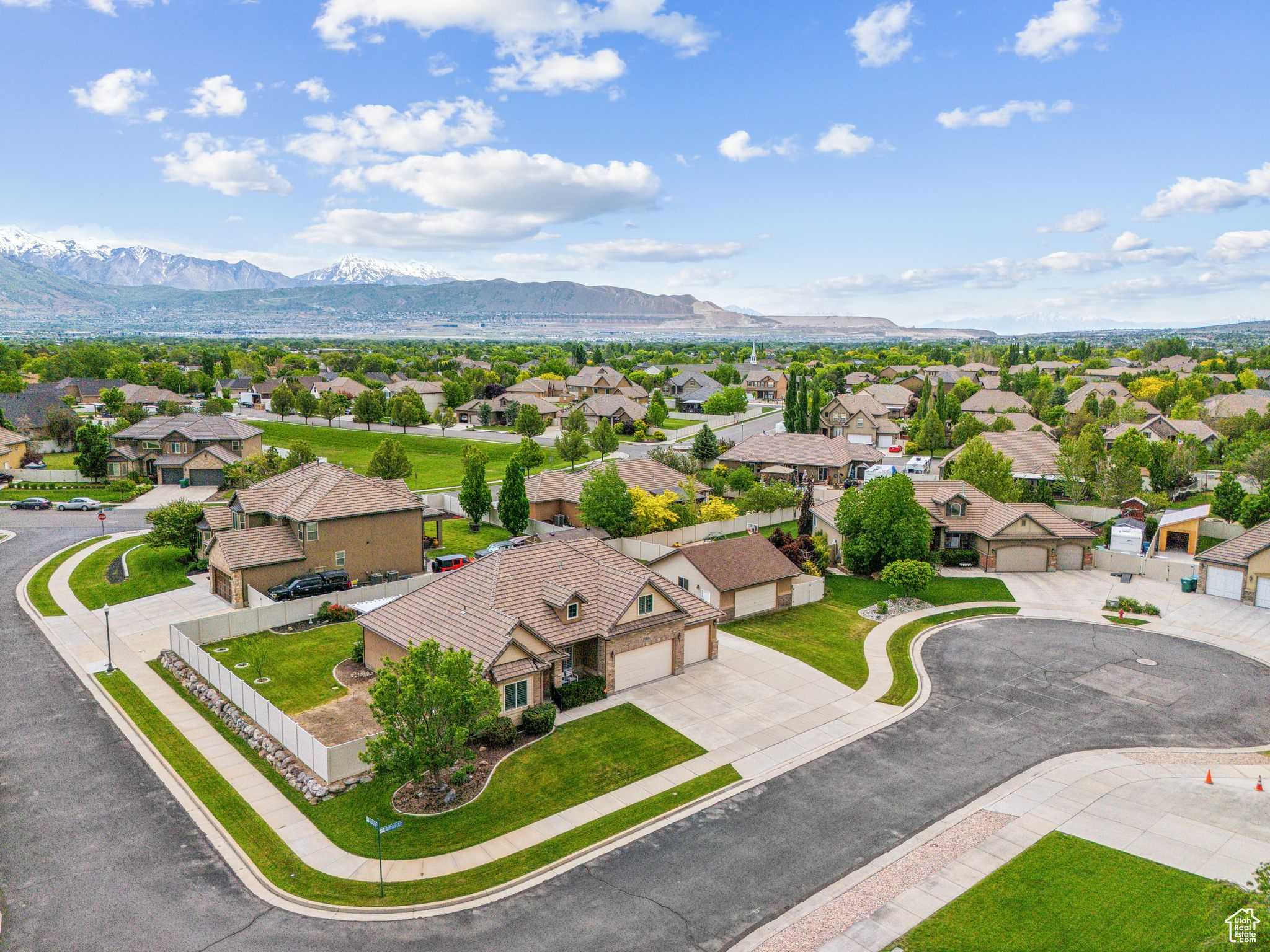 Bird's eye view with a mountain view