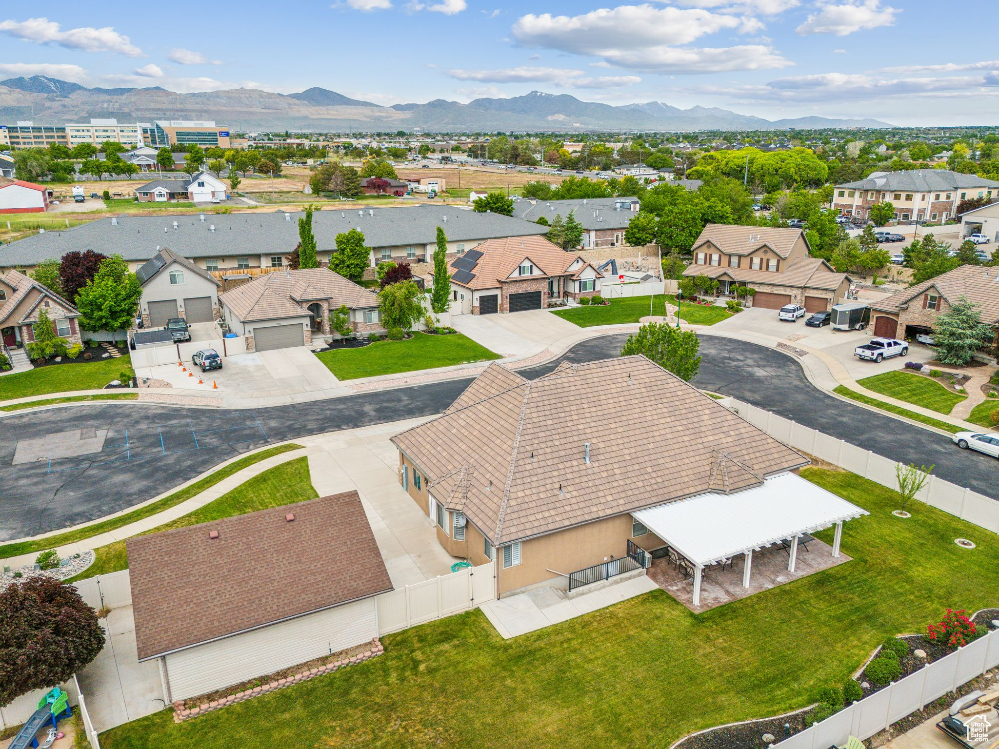 Drone / aerial view featuring a mountain view