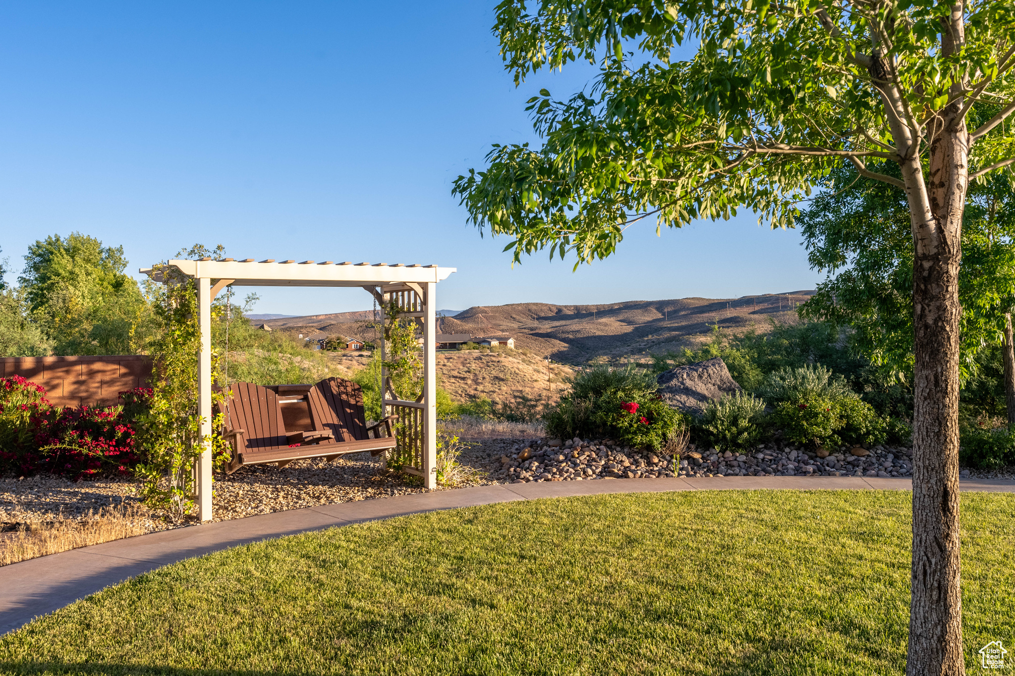 View of yard featuring a pergola and a mountain view