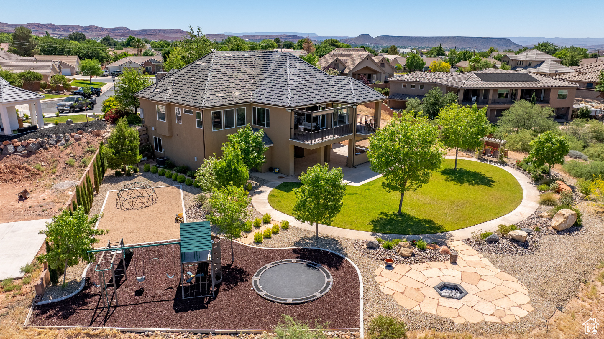 Birds eye view of property featuring a mountain view