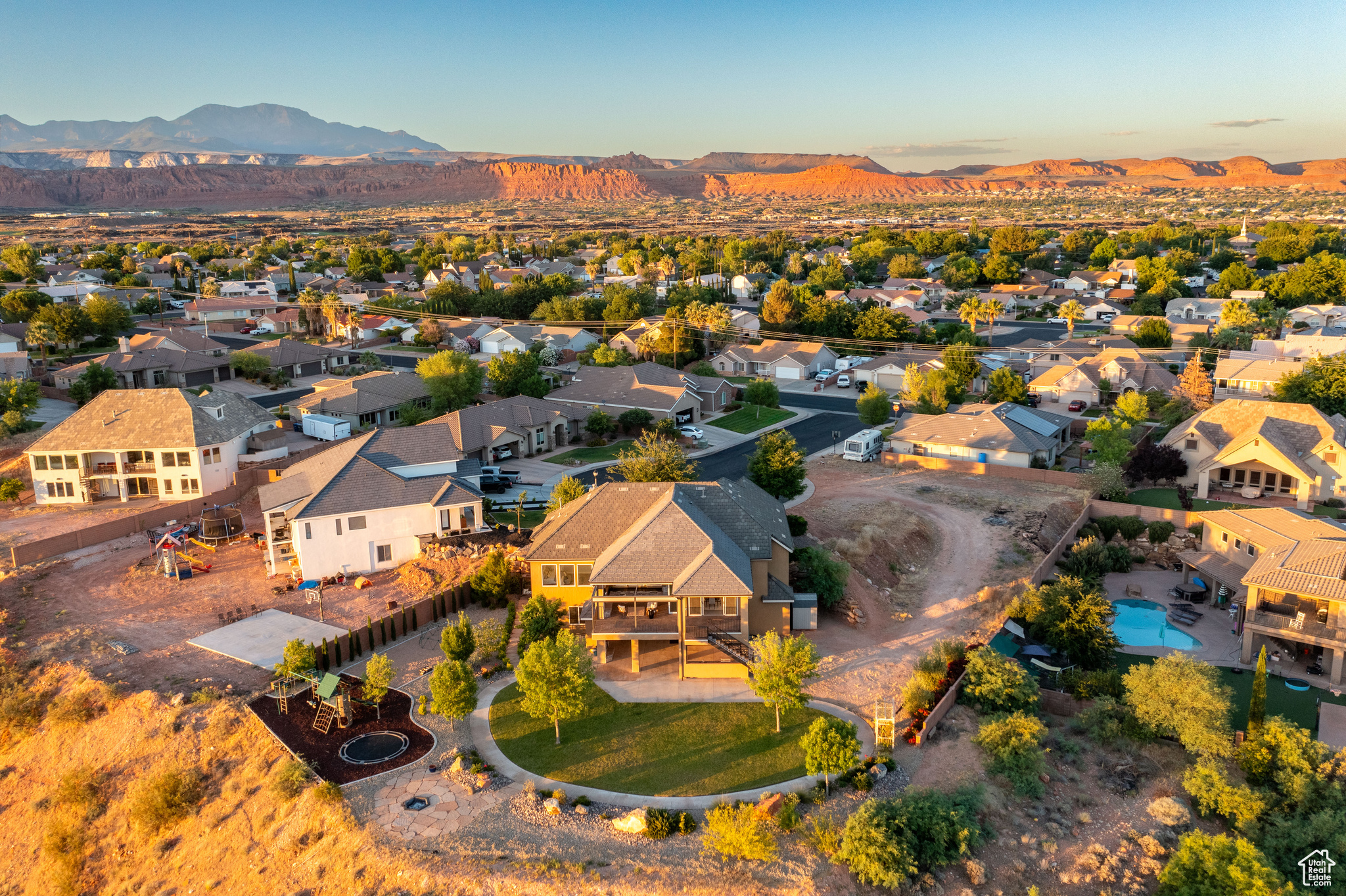 Aerial view with a mountain view