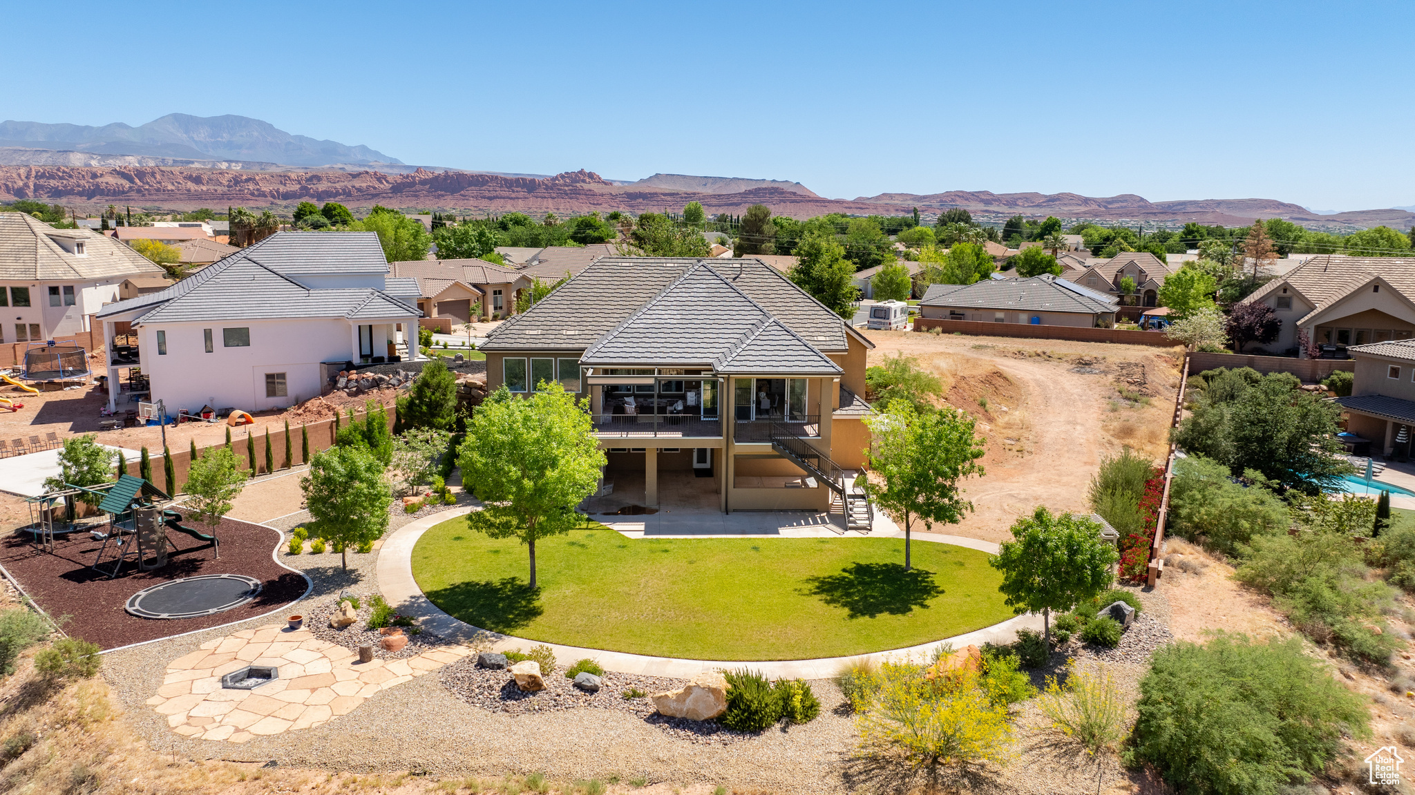 Bird's eye view with a mountain view