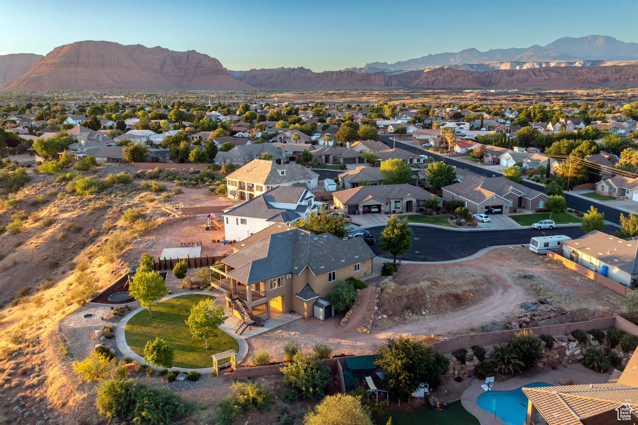 Aerial view with a mountain view