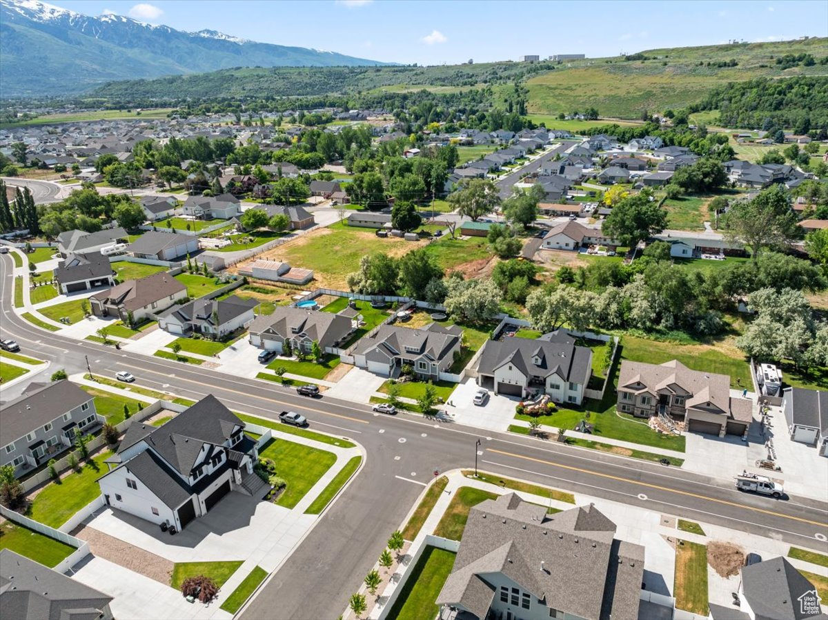 Aerial view with a mountain view