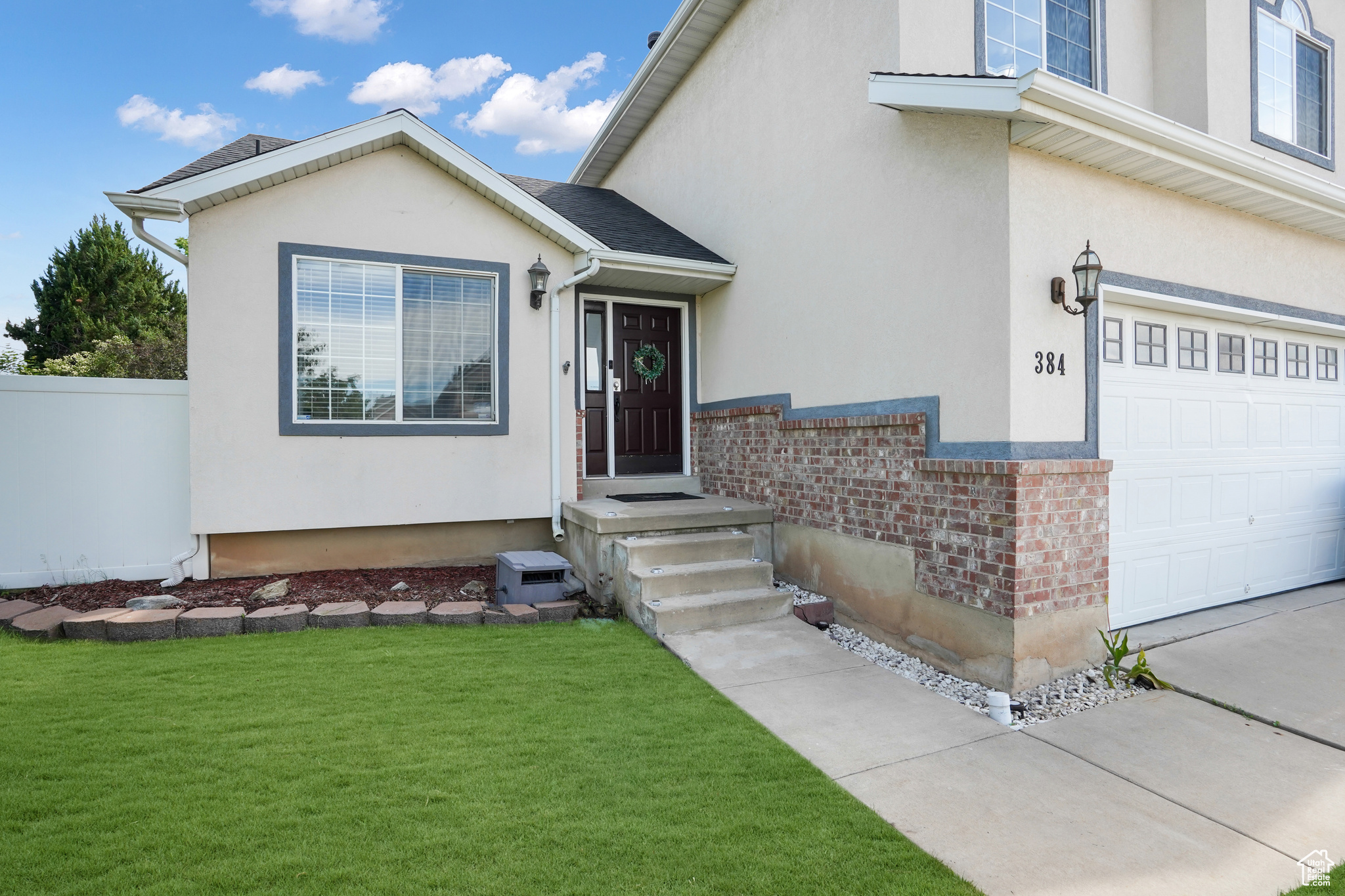 View of front of home featuring a front yard