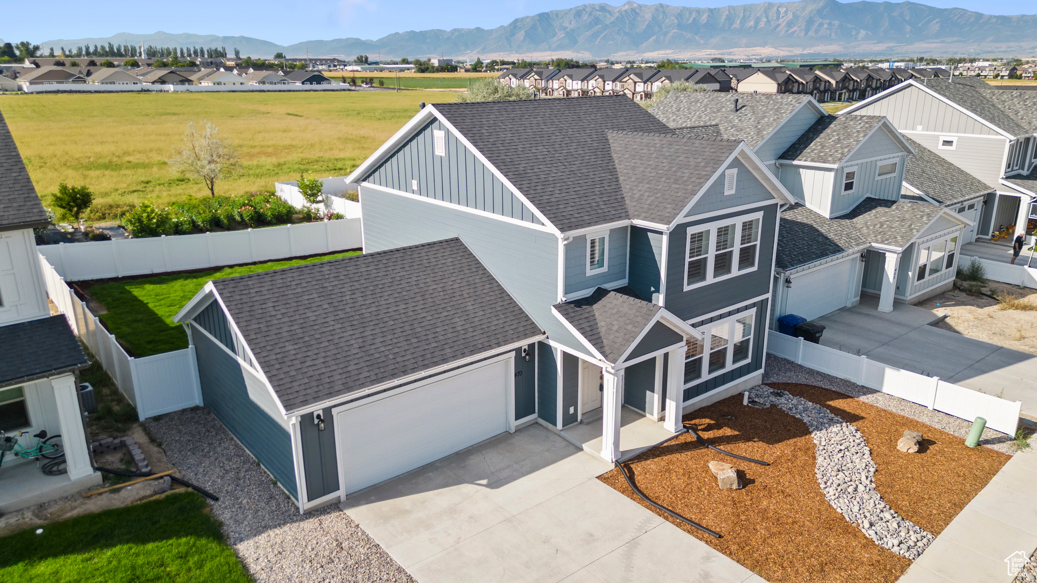 Drone / aerial view featuring a mountain view