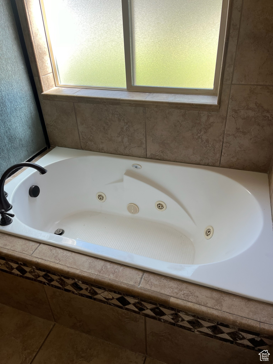 Primary bath jetted tub