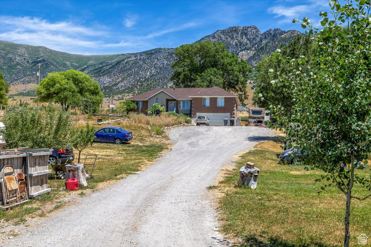 Rambler home featuring a mountain view