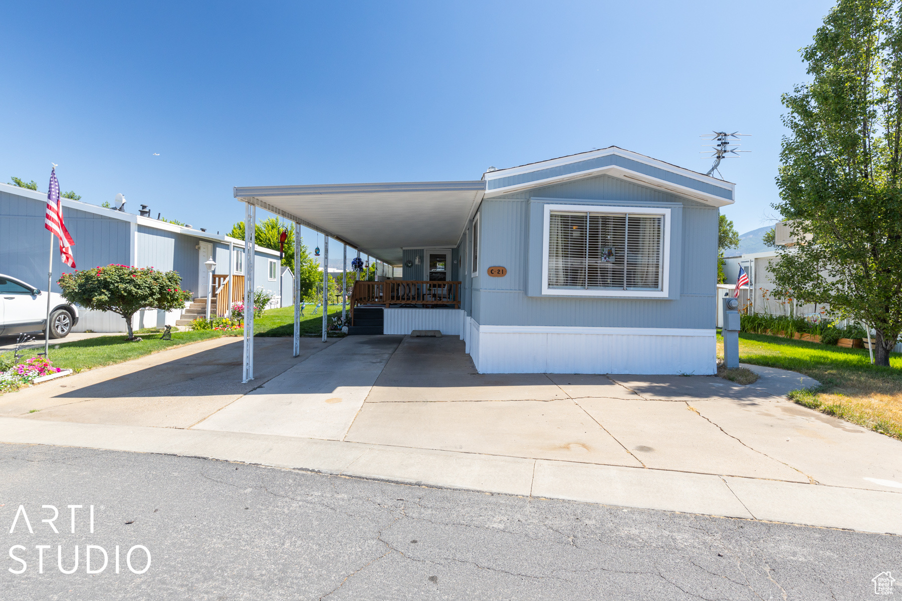 Manufactured / mobile home featuring a carport