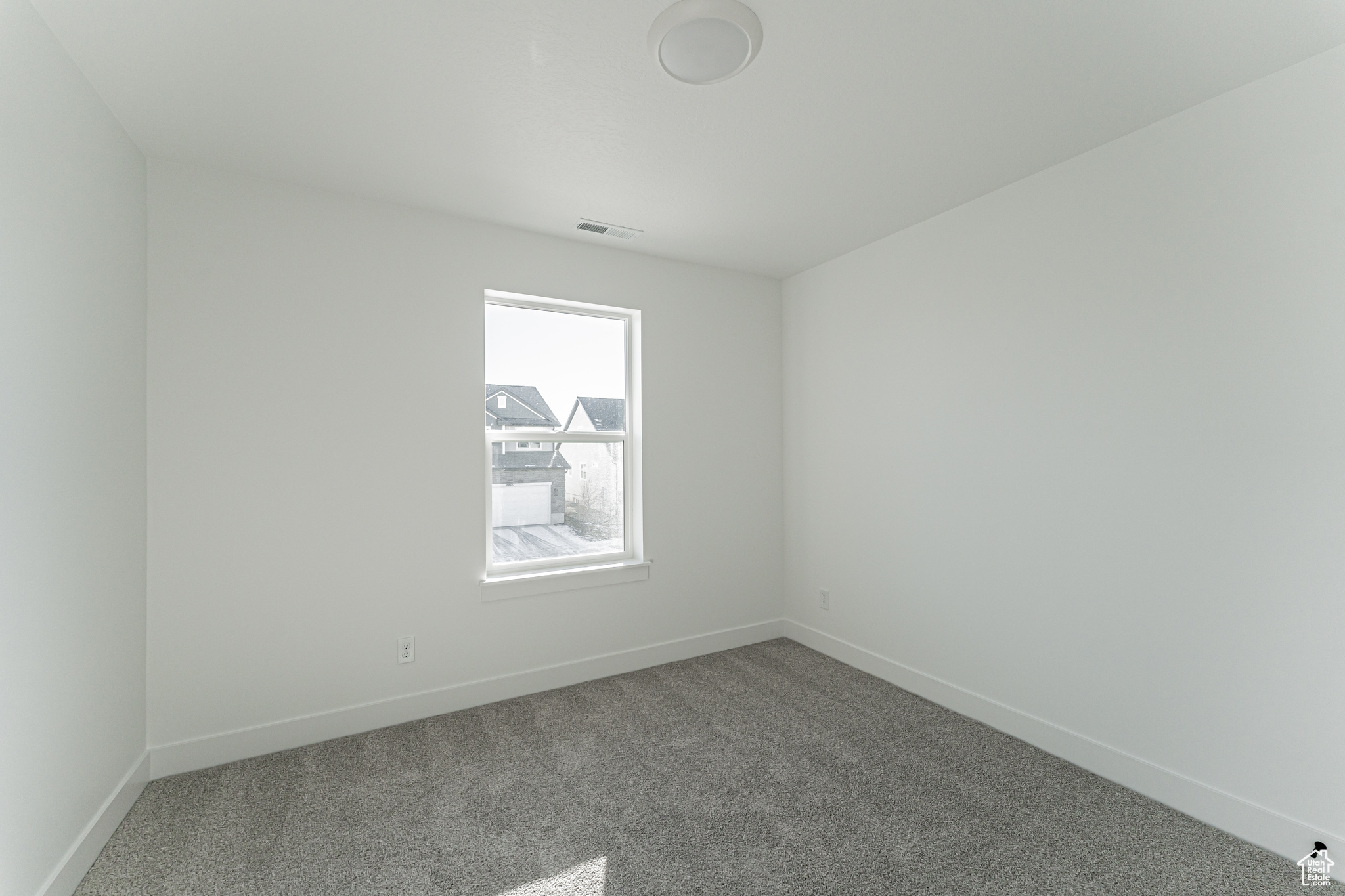 Unfurnished room with carpet flooring