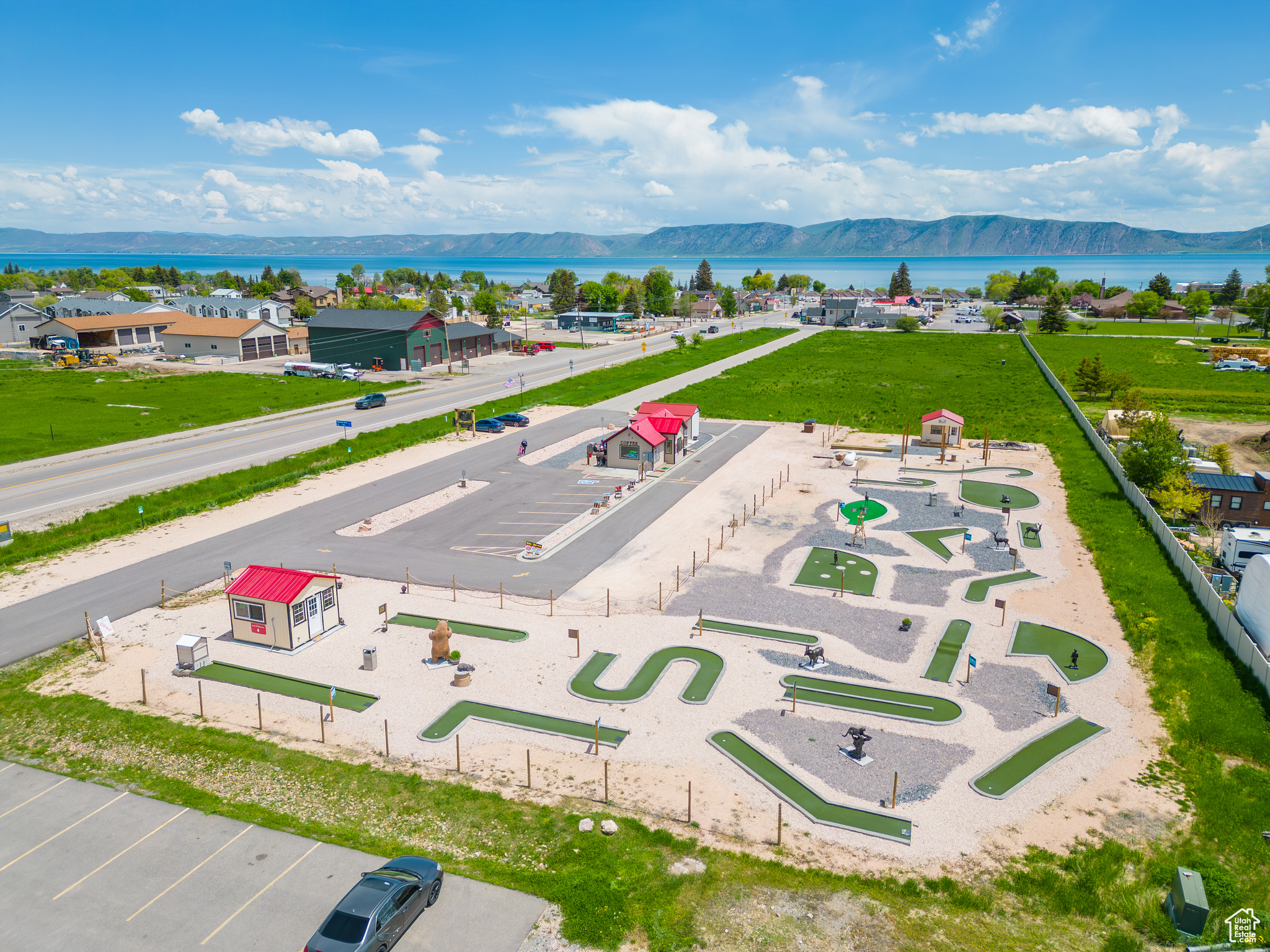 Bird's eye view featuring coffee shop and mini-golf course and pro shop.