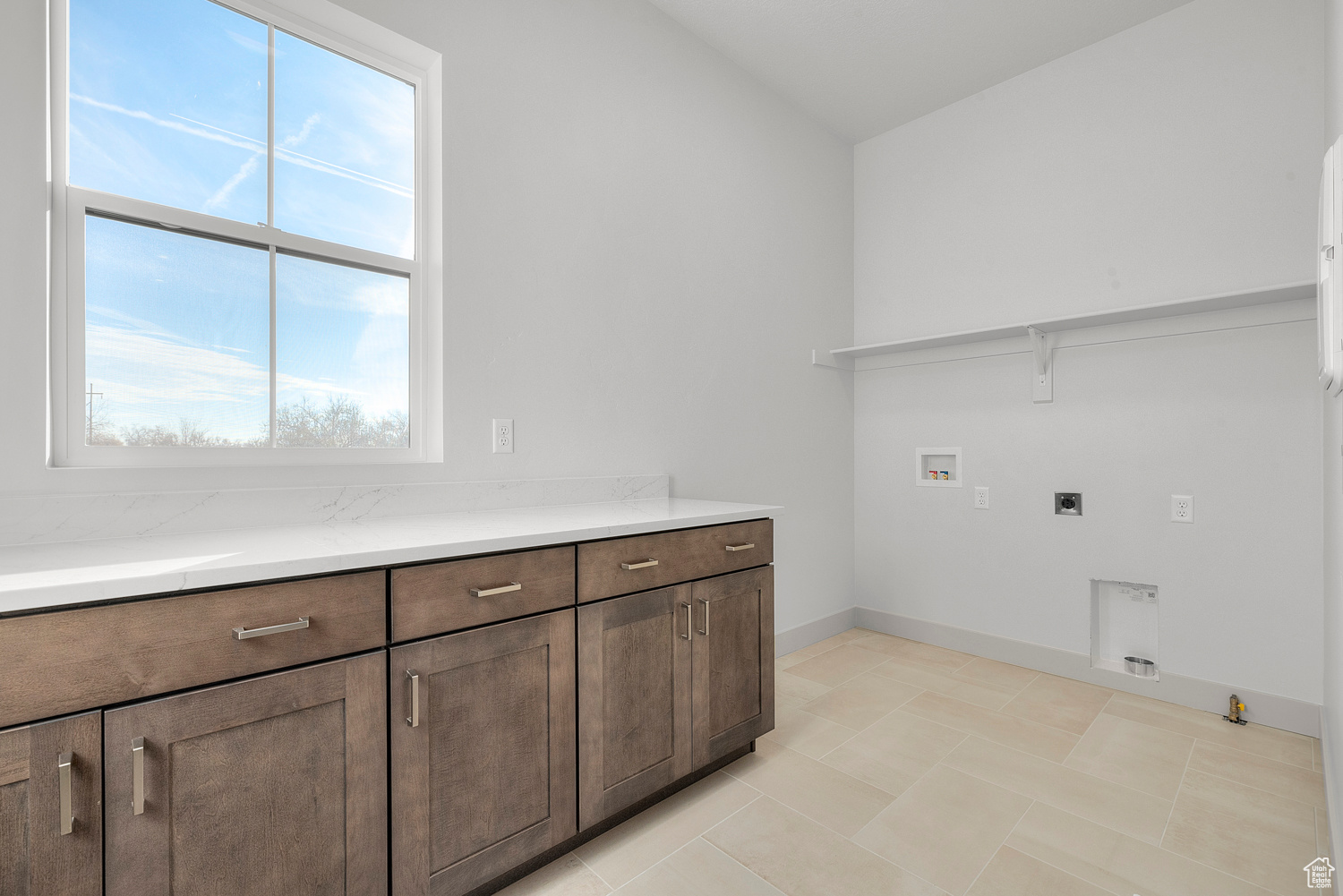 Laundry area with electric dryer hookup and washer hookup