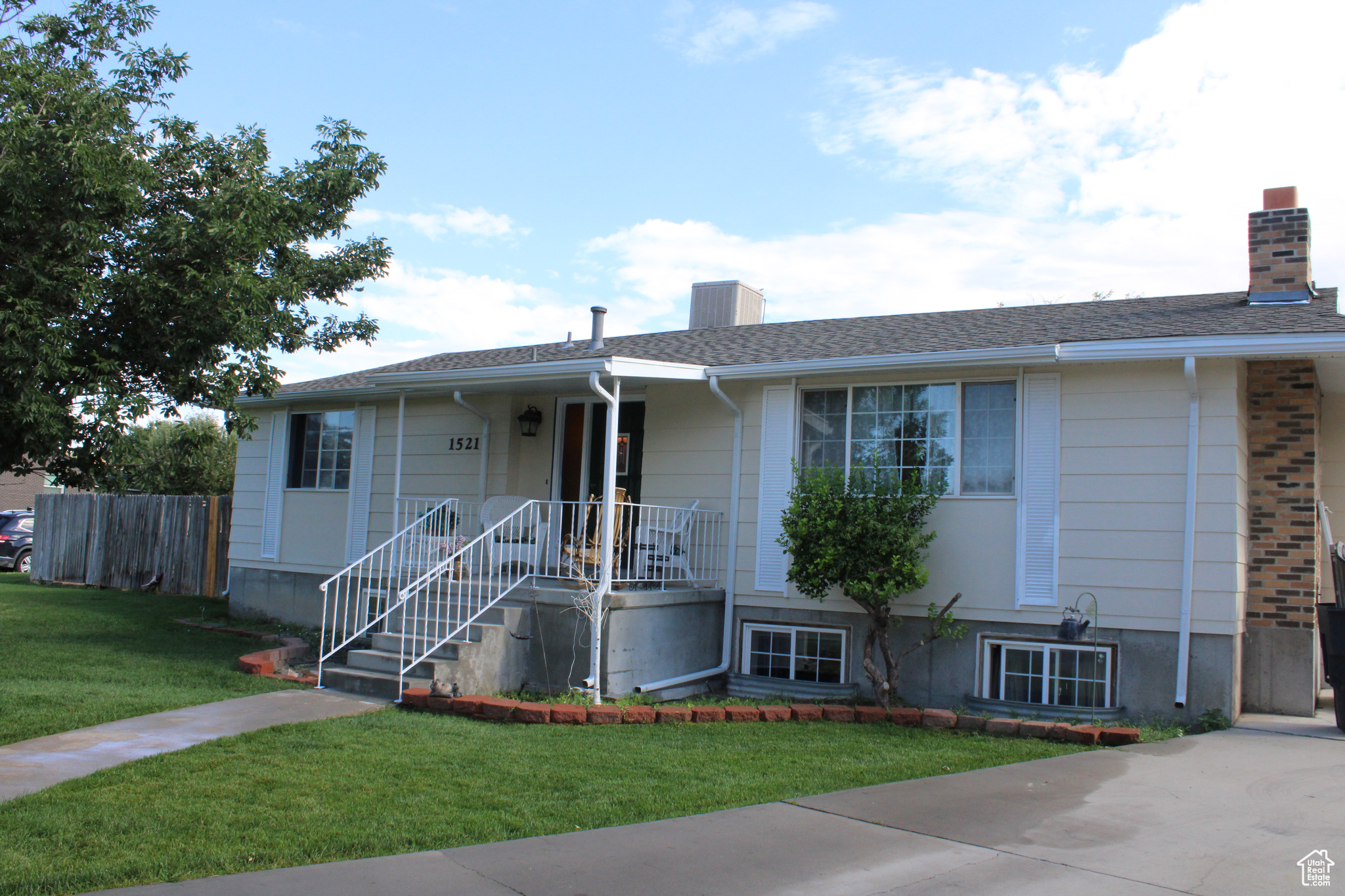 View of front of house featuring a front yard.