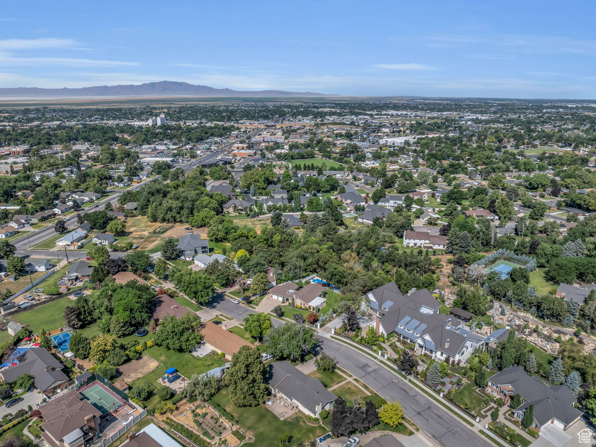 Drone / aerial view featuring a mountain view