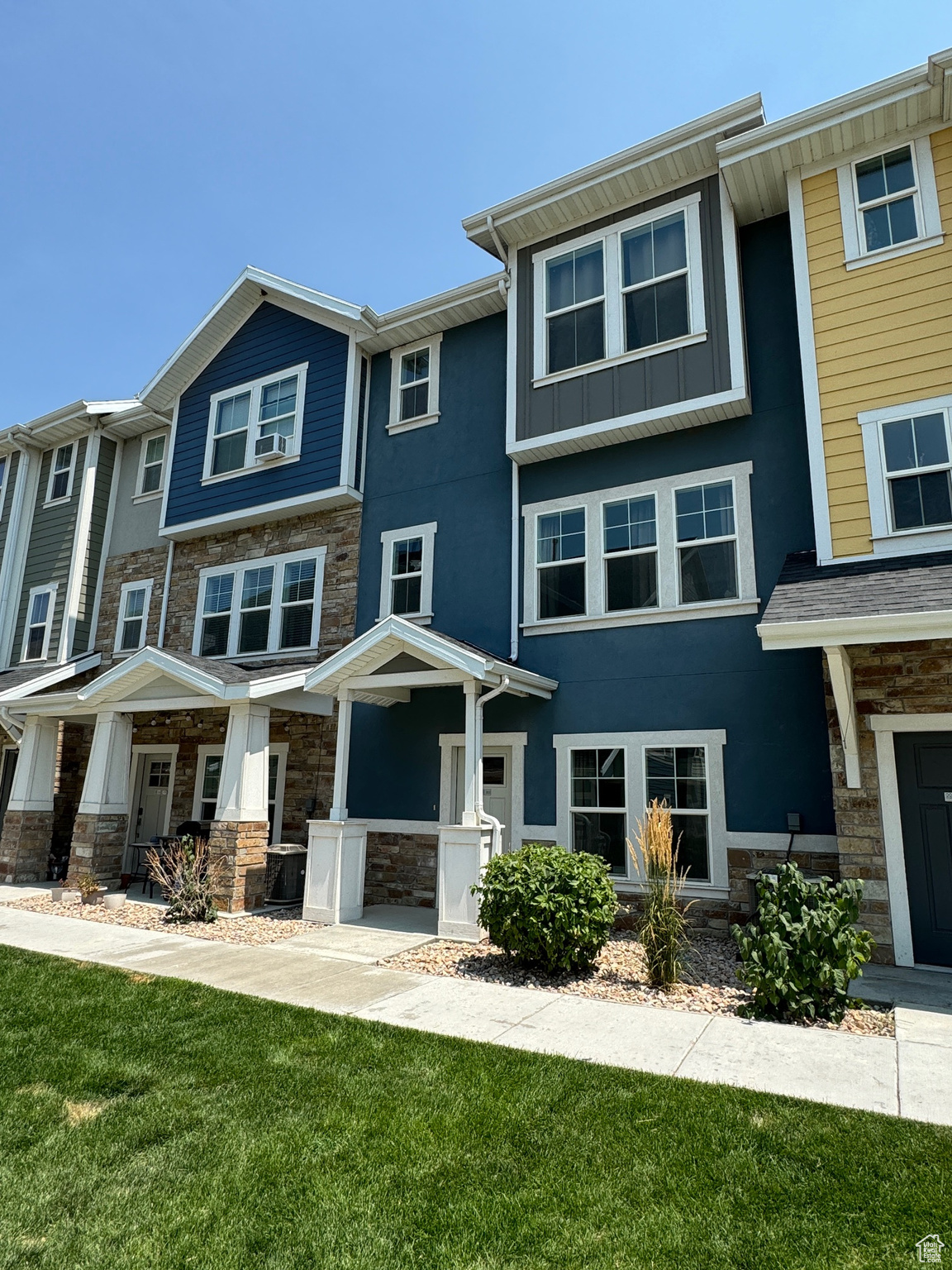 View of front of townhouse