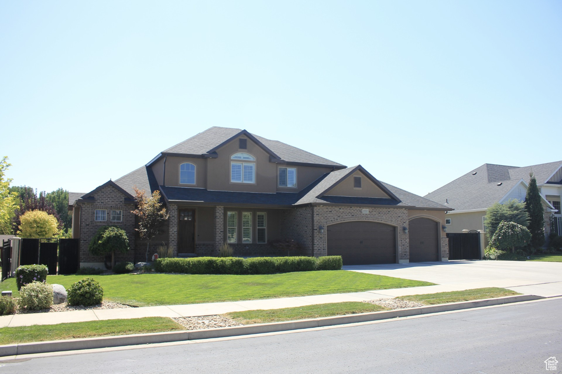 Craftsman house featuring a front yard