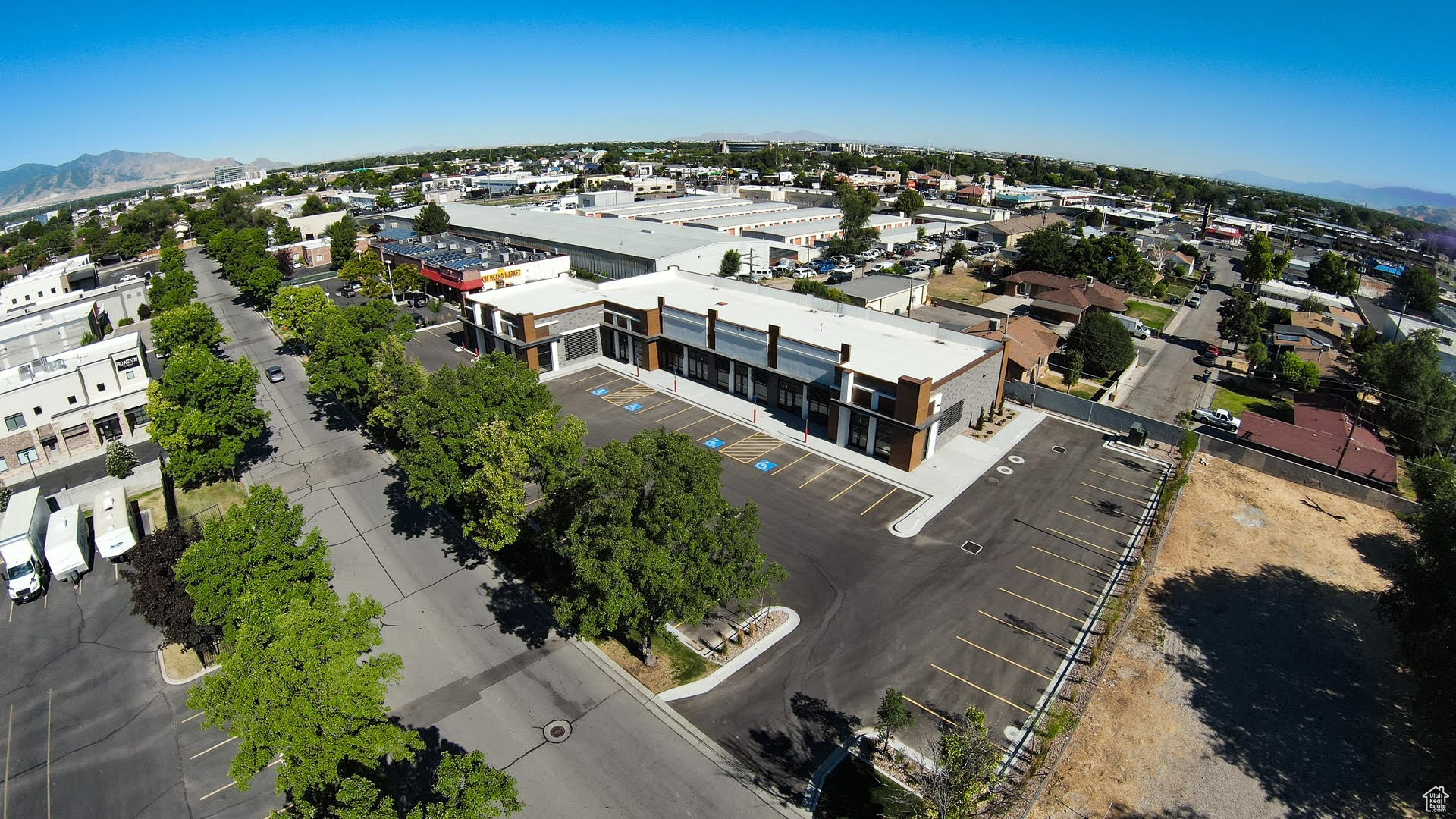 Birds eye view of property featuring a mountain view