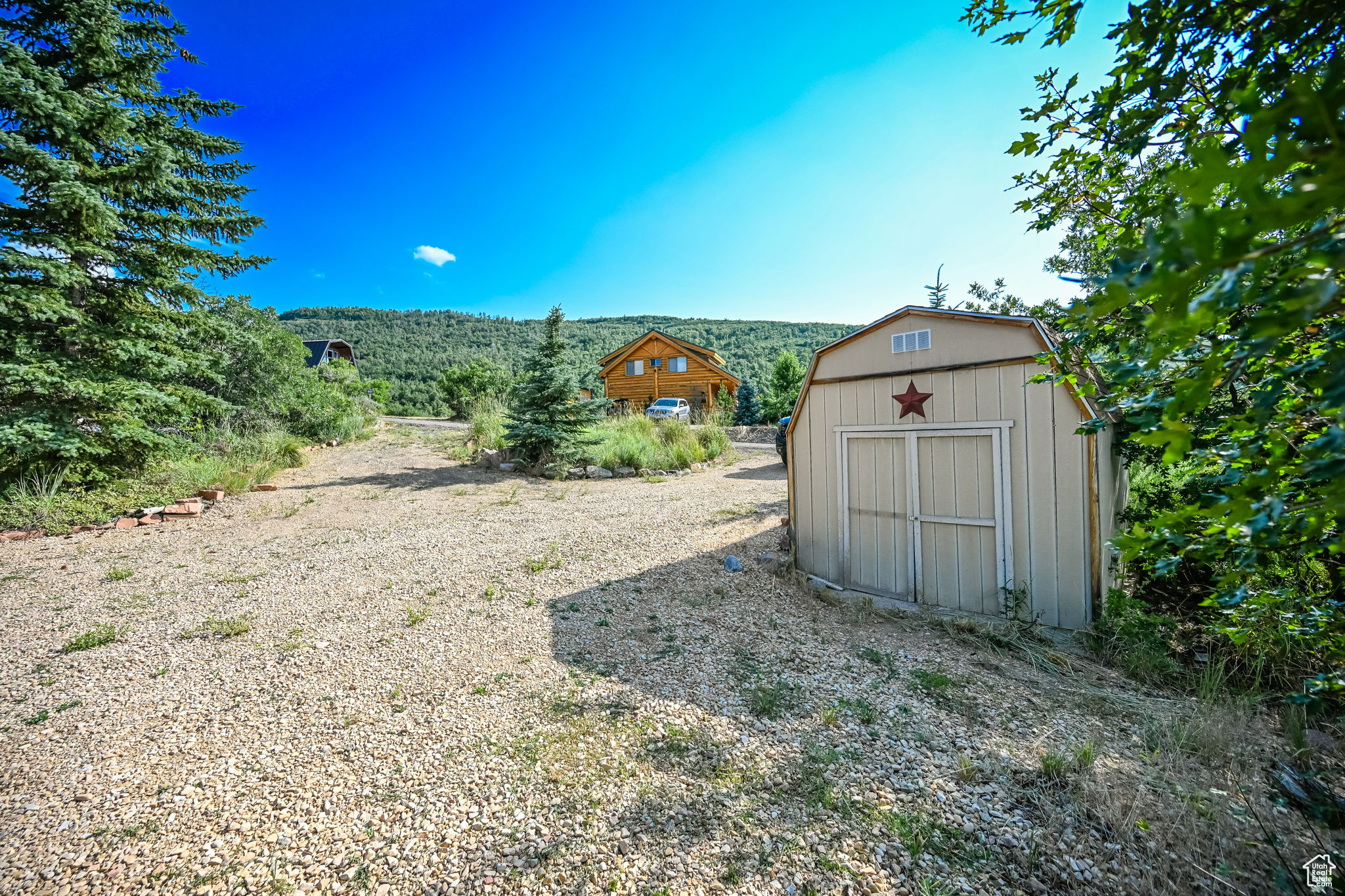 View of yard featuring a storage shed