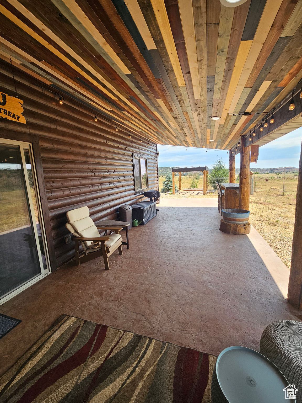 Nice covered patio with beautiful wood & log finishes!