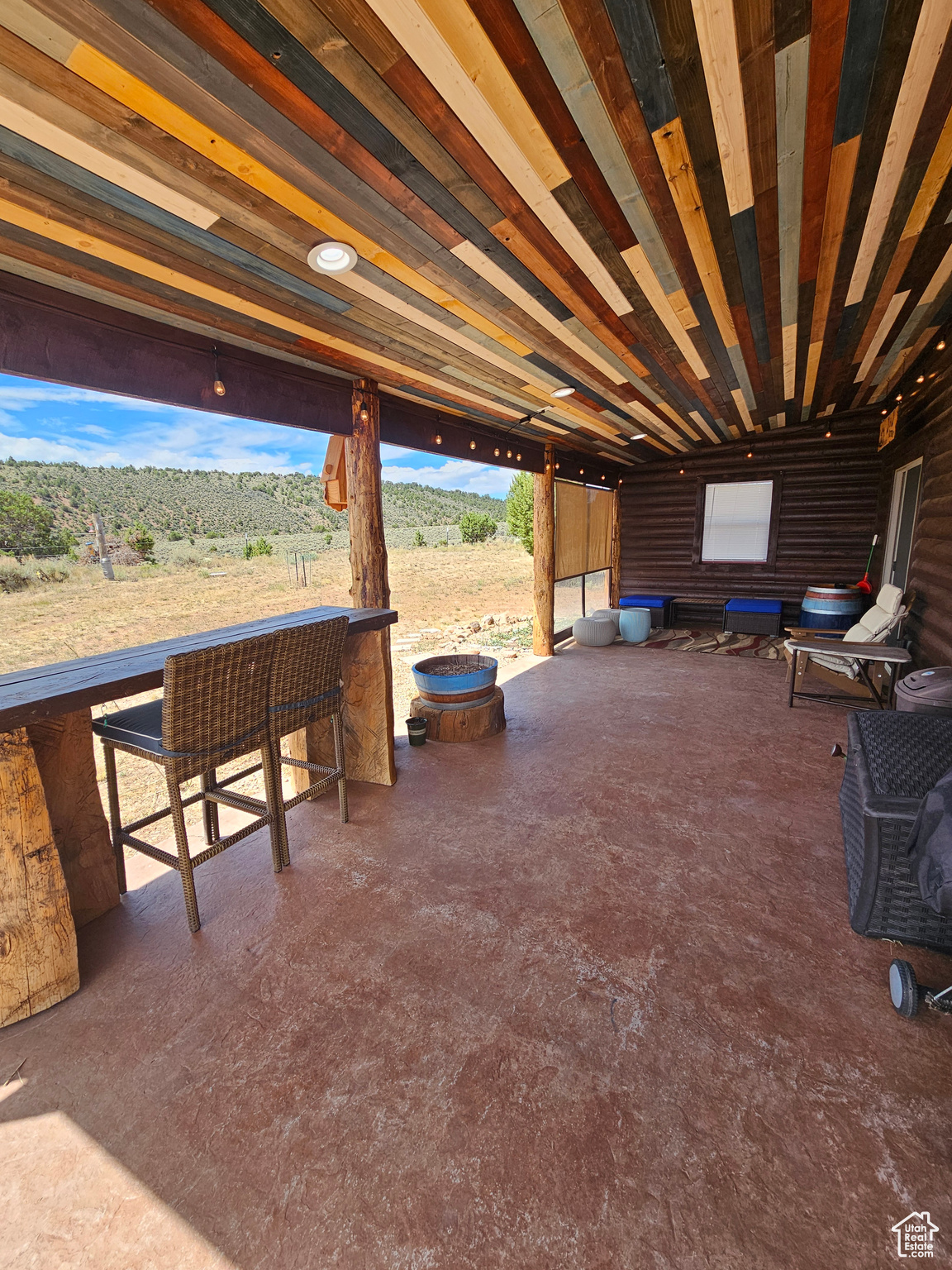 Nice covered patio with beautiful wood & log finishes!