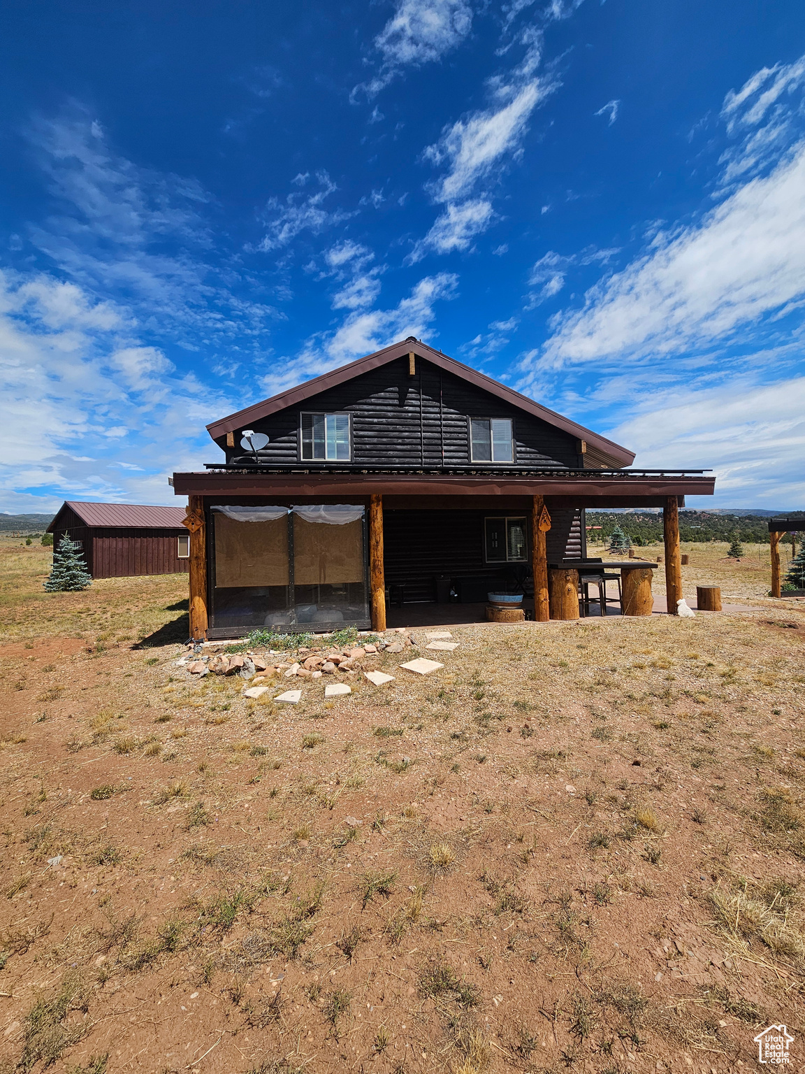Side of Cabin w/covered patio & custom logs!