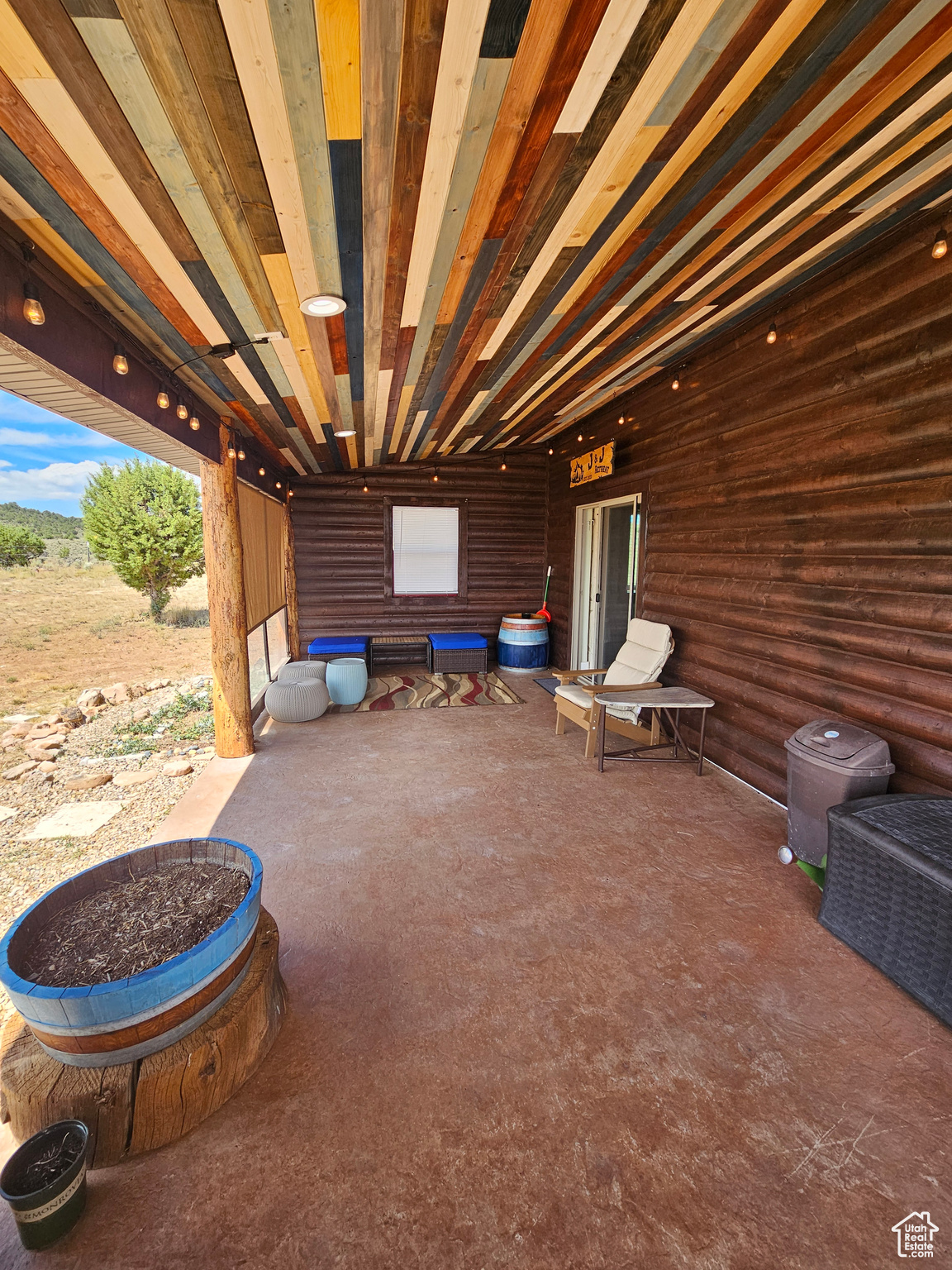Nice covered patio with beautiful wood & log finishes!