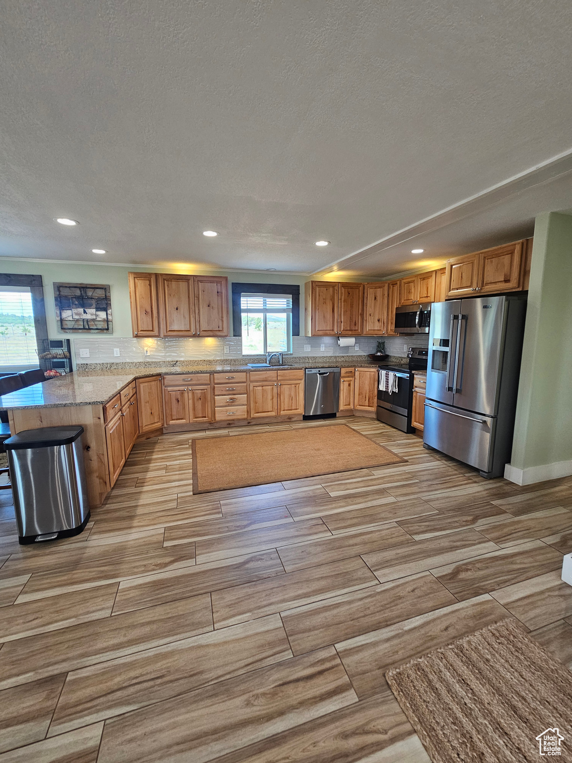 Huge Open Kitchen w/granite countertops, knotty alder cabinets, bar, backsplash & SS appliances!