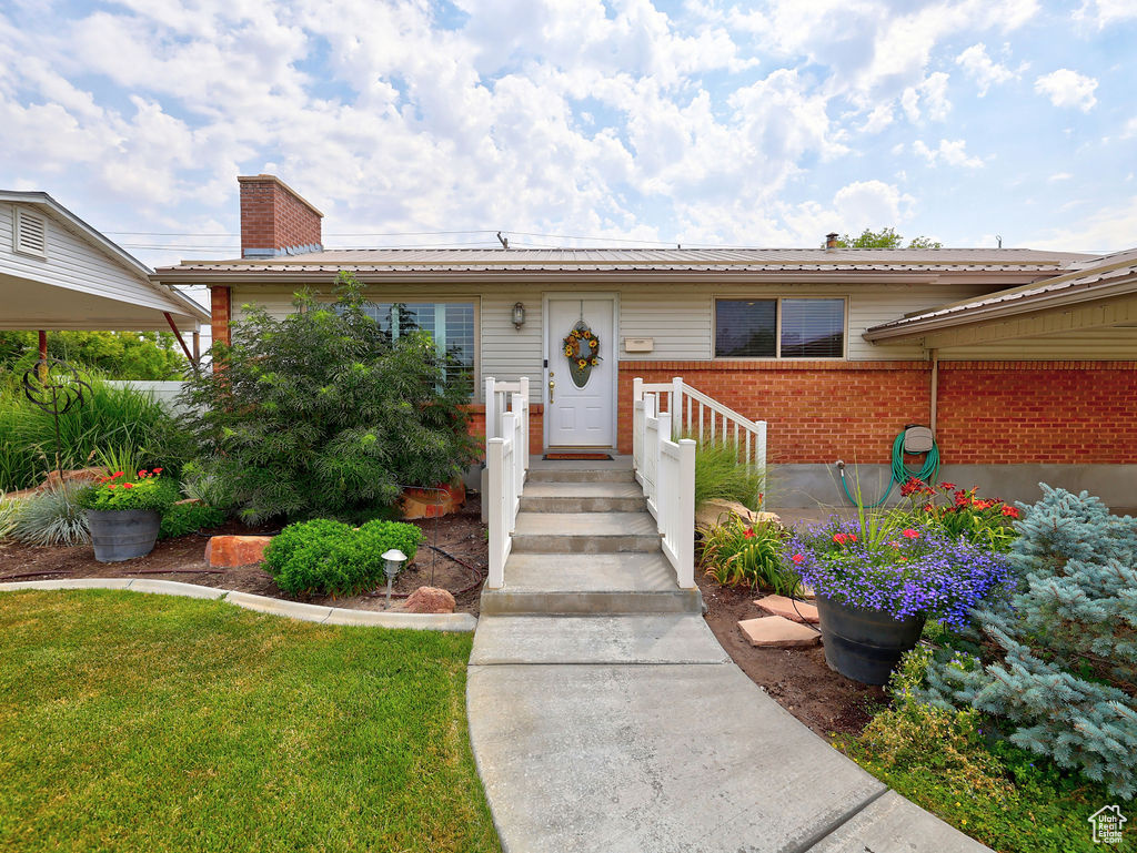 View of front of property featuring a front lawn