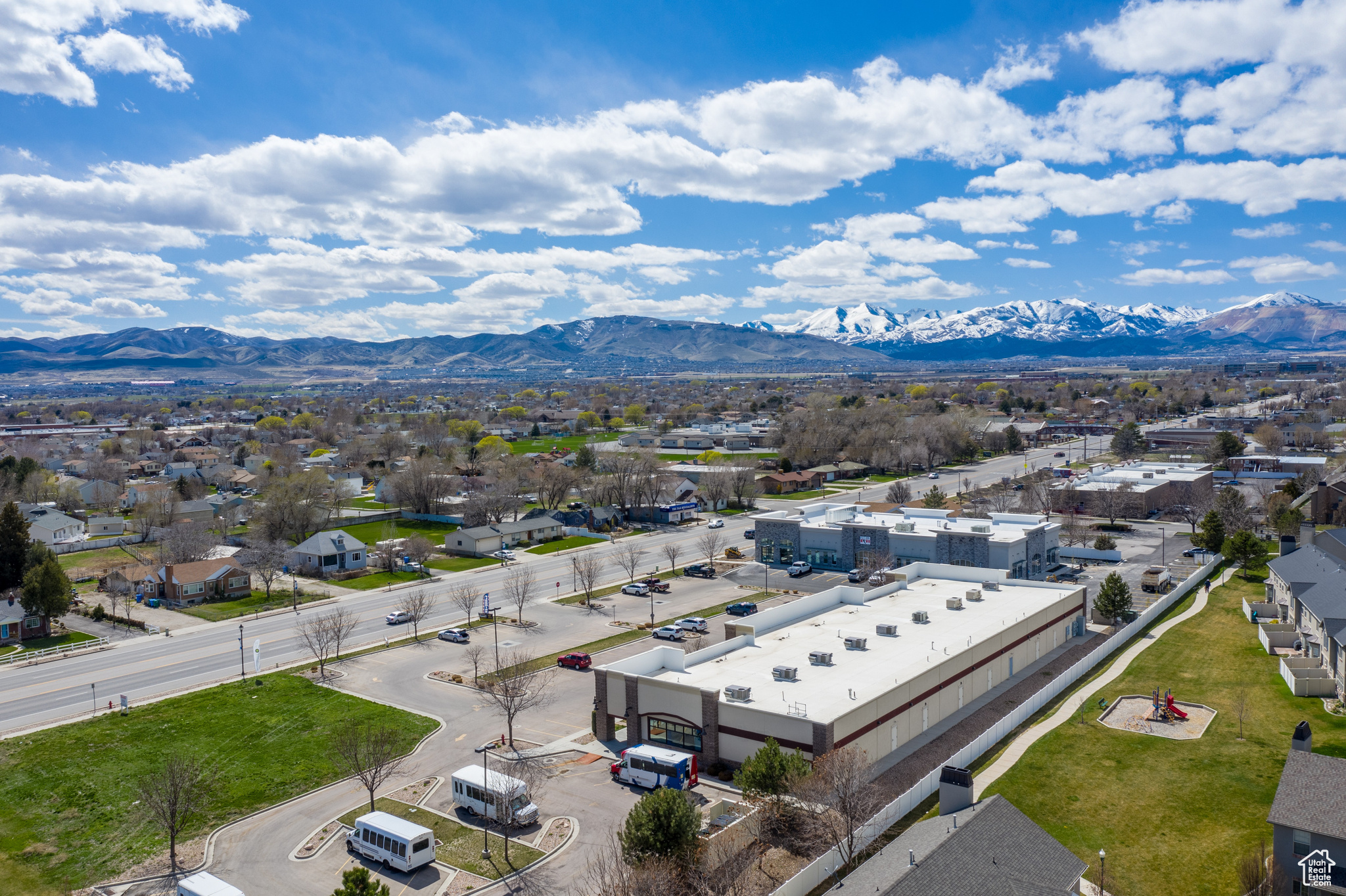 Birds eye view of property featuring a mountain view