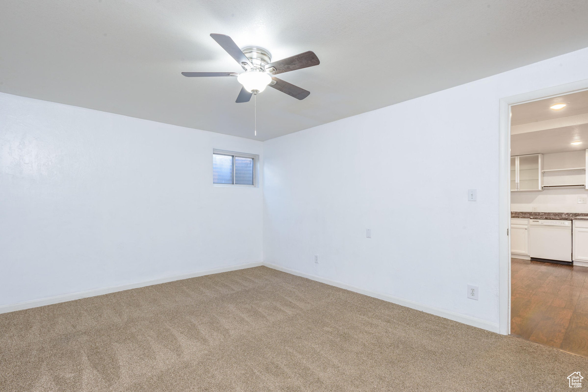 Carpeted spare room with ceiling fan