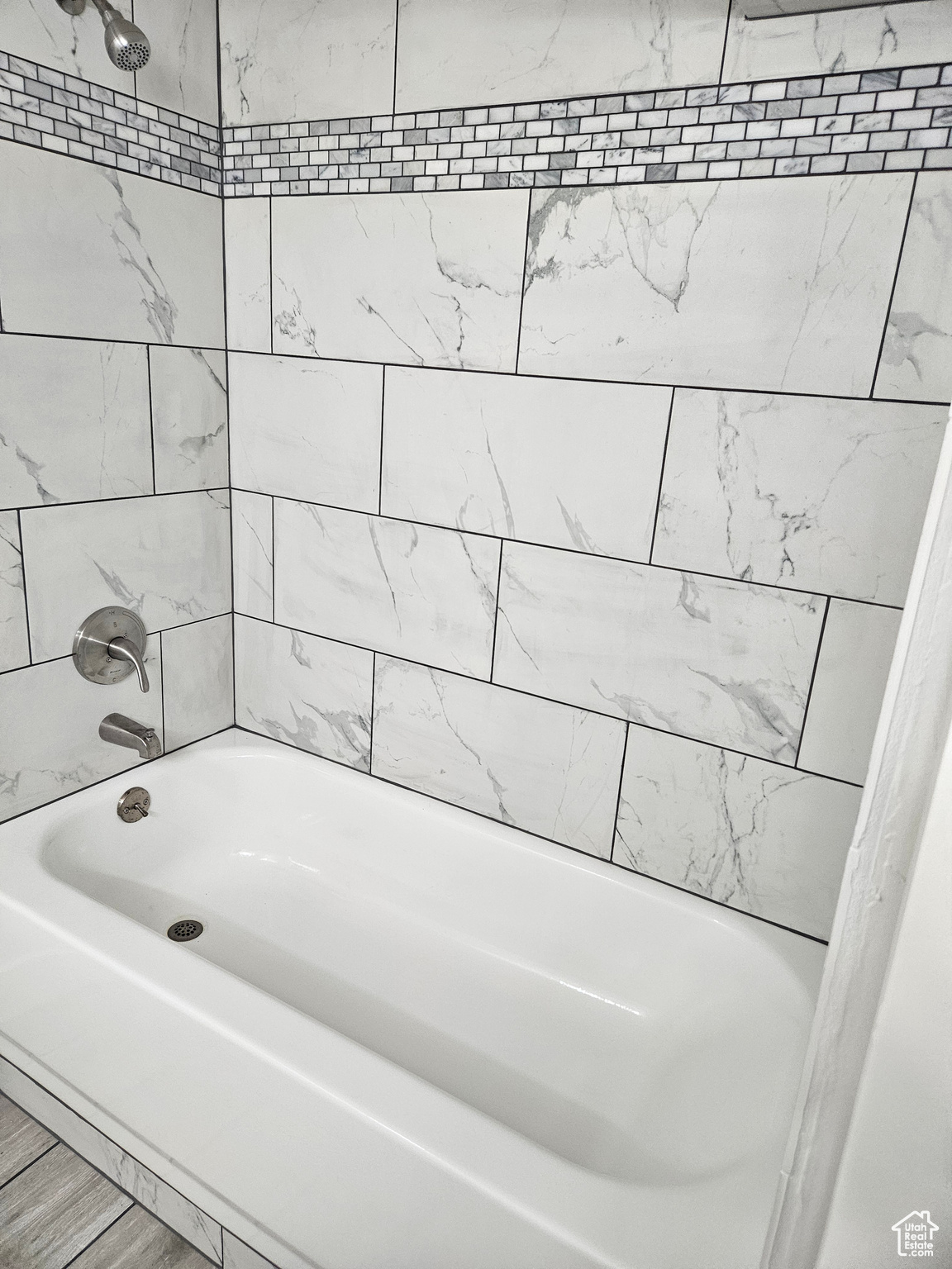 Bathroom with tiled shower / bath